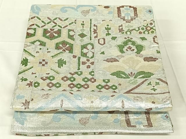 ■■■　サイズ　■■■ 長さ 428cm 幅 30cm程 ■■■　商品詳細　■■■ 【正絹】 詳細に関しましては、画像をご確認ください。 大変上質な逸品になります。 お安く出品致しますので、是非この機会にいかがでしょうか？ ■■■　注意事項　■■■ ■モニター発色の具合により色合いが異なる場合がございます。 ■寸法は多少の誤差が生じる場合がございますのでご了承ください。 ■縫込みの長さが左右非対称の場合は短い部分を記載しております。 左右非対称であってもご返品・お値引き等の保証は出来かねますので、ご了承の上ご購入をお願い致します。 ■シミ等のチェックには注意を払っておりますが、見落としがある場合もございますし、個人の見解も様々ですので神経質な方のご購入はお控えください。 ■箪笥に入っておりました着物や帯なので畳みシワや匂いがあるものもございます。 ■お休みは基本的に土日祝となりますが、その他臨時でお休みする場合がございますのでご了承ください。 ■商品の発送は平日のみの発送となります。 ■夜間と土曜、日曜日はお問い合わせの回答が遅れる場合がございます。 ■当店では、お直し、紋入れ、お手入れ等は承っておりません。 ■生地の状態（ヤケ、経年劣化等）によってはサイズ直しが出来ない場合がございます。 その点もどうかご了承のうえ、ご購入をお願いいたします。 ■弊社で取り扱う商品は一点ものにつき、時期や在庫状況に応じて金額が変更となる場合がございます。 ■検針は行っておりません。予めご了承いただきますようお願いいたします。 ■【洗える着物】と記載のある商品におきましては、商品お届け後に洗濯を行ってしまってからのご返品にはご対応しかねます。 念の為、専門店でのお手入れをお願いいたします。 ■写真に写っている物が全てになります。それ以外の付属品はございませんのでご了承ください。 ■状態に関する写真につきましては、掲載可能な写真枚数に限りがあるため、各箇所につき1枚参考画像を掲載しております。 ■着物のサイズ目安は下記を参考ください↓ ＜女性着物＞　お端折り次第で＋5cm　−1cmが着用可能サイズ 　例）身丈170cmの場合、身長160cm〜175cm ＜男性着物＞　身丈＋約25cm〜27cm程が適応身長 　例）身丈155cmの場合、身長180〜182cm