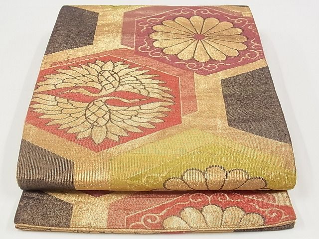 ■■■　サイズ　■■■ 長さ 408cm 幅 30cm程 ■■■　商品詳細　■■■ 【正絹・芯なし】 状態は締めてはおりますが 特に目立ったシミ汚れなどもなく大変良い状態です。 大変上質な逸品になります。 お安く出品致しますので、是非この機会にいかがでしょうか？ ■■■　注意事項　■■■ ■モニター発色の具合により色合いが異なる場合がございます。 ■寸法は多少の誤差が生じる場合がございますのでご了承ください。 ■縫込みの長さが左右非対称の場合は短い部分を記載しております。 左右非対称であってもご返品・お値引き等の保証は出来かねますので、ご了承の上ご購入をお願い致します。 ■シミ等のチェックには注意を払っておりますが、見落としがある場合もございますし、個人の見解も様々ですので神経質な方のご購入はお控えください。 ■箪笥に入っておりました着物や帯なので畳みシワや匂いがあるものもございます。 ■お休みは基本的に土日祝となりますが、その他臨時でお休みする場合がございますのでご了承ください。 ■商品の発送は平日のみの発送となります。 ■夜間と土曜、日曜日はお問い合わせの回答が遅れる場合がございます。 ■当店では、お直し、紋入れ、お手入れ等は承っておりません。 ■生地の状態（ヤケ、経年劣化等）によってはサイズ直しが出来ない場合がございます。 その点もどうかご了承のうえ、ご購入をお願いいたします。 ■弊社で取り扱う商品は一点ものにつき、時期や在庫状況に応じて金額が変更となる場合がございます。 ■検針は行っておりません。予めご了承いただきますようお願いいたします。 ■【洗える着物】と記載のある商品におきましては、商品お届け後に洗濯を行ってしまってからのご返品にはご対応しかねます。 念の為、専門店でのお手入れをお願いいたします。 ■着物のサイズ目安は下記を参考ください↓ ＜女性着物＞　お端折り次第で＋5cm　−1cmが着用可能サイズ 　例）身丈170cmの場合、身長160cm〜175cm ＜男性着物＞　身丈＋約25cm〜27cm程が適応身長 　例）身丈155cmの場合、身長180〜182cm