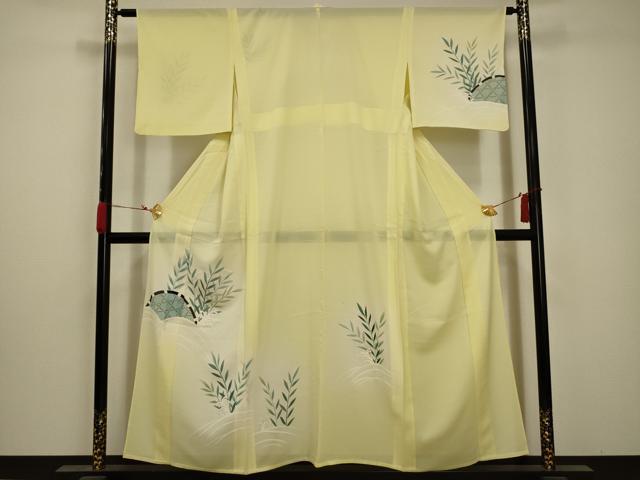 ■■■　サイズ　■■■ 身丈 152cm（肩から） 裄丈 62cm 袖丈 43cm　縫込み 4cm 袖幅 32cm 前幅 25cm 後幅 29cm 着物縫いこみ 内揚げ 4cm 裄 お袖側 約1cm　身頃側 約2cm ■■■　商品詳細　■■■ 【正絹】 状態は接写画像のように表地所々に薄い汚れがございます。 大変上質な逸品になりますのでぜひお手入れをされてお召しになられてはいかがでしょうか。 お安く出品致しますので、是非この機会にいかがでしょうか？ ■■■　注意事項　■■■ ■モニター発色の具合により色合いが異なる場合がございます。 ■寸法は多少の誤差が生じる場合がございますのでご了承ください。 ■縫込みの長さが左右非対称の場合は短い部分を記載しております。 左右非対称であってもご返品・お値引き等の保証は出来かねますので、ご了承の上ご購入をお願い致します。 ■シミ等のチェックには注意を払っておりますが、見落としがある場合もございますし、個人の見解も様々ですので神経質な方のご購入はお控えください。 ■箪笥に入っておりました着物や帯なので畳みシワや匂いがあるものもございます。 ■お休みは基本的に土日祝となりますが、その他臨時でお休みする場合がございますのでご了承ください。 ■商品の発送は平日のみの発送となります。 ■夜間と土曜、日曜日はお問い合わせの回答が遅れる場合がございます。 ■当店では、お直し、紋入れ、お手入れ等は承っておりません。 ■生地の状態（ヤケ、経年劣化等）によってはサイズ直しが出来ない場合がございます。 その点もどうかご了承のうえ、ご購入をお願いいたします。 ■弊社で取り扱う商品は一点ものにつき、時期や在庫状況に応じて金額が変更となる場合がございます。 ■検針は行っておりません。予めご了承いただきますようお願いいたします。 ■【洗える着物】と記載のある商品におきましては、商品お届け後に洗濯を行ってしまってからのご返品にはご対応しかねます。 念の為、専門店でのお手入れをお願いいたします。 ■着物のサイズ目安は下記を参考ください↓ ＜女性着物＞　お端折り次第で＋5?　−10?が着用可能サイズ 　例）身丈170?の場合、身長160?〜175? ＜男性着物＞　身丈＋約25?〜27?程が適応身長 　例）身丈155?の場合、身長180〜182?