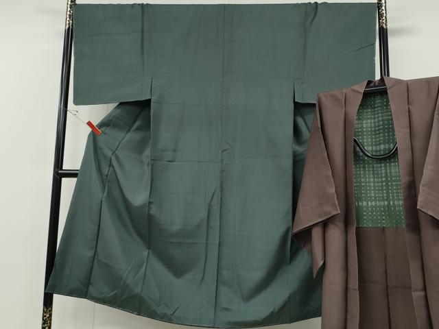 ■■■　サイズ　■■■ 【着物】 身丈 141cm（肩から） 裄丈 68.5cm 袖丈 49cm　縫込み 7cm 袖幅 34.5cm 前幅 25cm 後幅 30cm 着物縫いこみ 内揚げ 7cm 裄 お袖側 約0cm　身頃側 約0cm 【羽織】 身丈 93cm（肩から） 裄丈 70.5cm 袖丈 49cm　縫込み 4cm 袖幅 35cm 前幅 19cm 後幅 30.5cm 裄 お袖側 約1cm　身頃側 約0cm ■■■　商品詳細　■■■ 【正絹】 状態は特に目立ったシミ汚れなどもなく大変良い状態です。 大変上質な逸品になります。 お安く出品致しますので、是非この機会にいかがでしょうか？ ■■■　注意事項　■■■ ■モニター発色の具合により色合いが異なる場合がございます。 ■寸法は多少の誤差が生じる場合がございますのでご了承ください。 ■縫込みの長さが左右非対称の場合は短い部分を記載しております。 左右非対称であってもご返品・お値引き等の保証は出来かねますので、ご了承の上ご購入をお願い致します。 ■シミ等のチェックには注意を払っておりますが、見落としがある場合もございますし、個人の見解も様々ですので神経質な方のご購入はお控えください。 ■箪笥に入っておりました着物や帯なので畳みシワや匂いがあるものもございます。 ■お休みは基本的に土日祝となりますが、その他臨時でお休みする場合がございますのでご了承ください。 ■商品の発送は平日のみの発送となります。 ■夜間と土曜、日曜日はお問い合わせの回答が遅れる場合がございます。 ■当店では、お直し、紋入れ、お手入れ等は承っておりません。 ■生地の状態（ヤケ、経年劣化等）によってはサイズ直しが出来ない場合がございます。 その点もどうかご了承のうえ、ご購入をお願いいたします。 ■弊社で取り扱う商品は一点ものにつき、時期や在庫状況に応じて金額が変更となる場合がございます。 ■検針は行っておりません。予めご了承いただきますようお願いいたします。 ■【洗える着物】と記載のある商品におきましては、商品お届け後に洗濯を行ってしまってからのご返品にはご対応しかねます。 念の為、専門店でのお手入れをお願いいたします。 ■着物のサイズ目安は下記を参考ください↓ ＜女性着物＞　お端折り次第で＋5cm　−1cmが着用可能サイズ 　例）身丈170cmの場合、身長160cm〜175cm ＜男性着物＞　身丈＋約25cm〜27cm程が適応身長 　例）身丈155cmの場合、身長180〜182cm