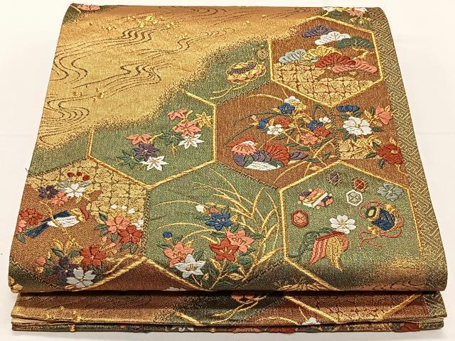 ■■■　サイズ　■■■ 長さ 428cm 幅 30cm程 ■■■　商品詳細　■■■ 【正絹・芯なし】 詳細に関しましては、画像をご確認ください。 大変上質な逸品になります。 お安く出品致しますので、是非この機会にいかがでしょうか？ ※汚れ等に関しましては、着用時には見えない部分になるかと思いますのであまり気にならずお召になれるかと思います。 ■■■　注意事項　■■■ ■モニター発色の具合により色合いが異なる場合がございます。 ■寸法は多少の誤差が生じる場合がございますのでご了承ください。 ■縫込みの長さが左右非対称の場合は短い部分を記載しております。 左右非対称であってもご返品・お値引き等の保証は出来かねますので、ご了承の上ご購入をお願い致します。 ■シミ等のチェックには注意を払っておりますが、見落としがある場合もございますし、個人の見解も様々ですので神経質な方のご購入はお控えください。 ■箪笥に入っておりました着物や帯なので畳みシワや匂いがあるものもございます。 ■お休みは基本的に土日祝となりますが、その他臨時でお休みする場合がございますのでご了承ください。 ■商品の発送は平日のみの発送となります。 ■夜間と土曜、日曜日はお問い合わせの回答が遅れる場合がございます。 ■当店では、お直し、紋入れ、お手入れ等は承っておりません。 ■生地の状態（ヤケ、経年劣化等）によってはサイズ直しが出来ない場合がございます。 その点もどうかご了承のうえ、ご購入をお願いいたします。 ■弊社で取り扱う商品は一点ものにつき、時期や在庫状況に応じて金額が変更となる場合がございます。 ■検針は行っておりません。予めご了承いただきますようお願いいたします。 ■【洗える着物】と記載のある商品におきましては、商品お届け後に洗濯を行ってしまってからのご返品にはご対応しかねます。 念の為、専門店でのお手入れをお願いいたします。 ■着物のサイズ目安は下記を参考ください↓ ＜女性着物＞　お端折り次第で＋5cm　−1cmが着用可能サイズ 　例）身丈170cmの場合、身長160cm〜175cm ＜男性着物＞　身丈＋約25cm〜27cm程が適応身長 　例）身丈155cmの場合、身長180〜182cm
