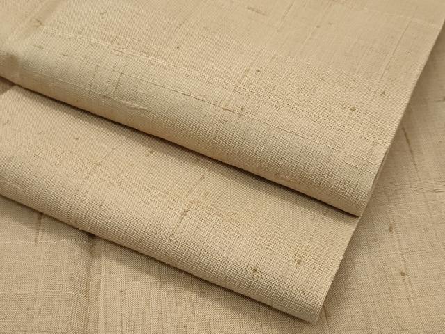 ■■■　サイズ　■■■ 身丈 163.5cm（肩から） 裄丈 65cm 袖丈 49cm 縫込み 7cm 袖幅 32.5cm 前幅 24.5cm 後幅 28.5cm 着物縫いこみ 内揚げ 6.5cm 裄 お袖側 約 2cm　身頃側 約 2cm ■■■　商品詳細　■■■ 【正絹】 状態は接写画像のように、胴裏・衿裏にホックシミがございますが、 その他特に目立ったシミ汚れなどもなく大変良い状態です。 京都・鷹が峰、染織の名門【しょうざん】 しょうざんの生紬とは、 上州赤城山麓で新芽の桑の葉を食べて育った春蚕の玉繭を座繰で手引して製糸し、 弾力のある素朴な玉糸を経緯すべてに使用して織り上げており、 幾日もかけられる大変手間のかかったお品です。 節のある緯糸がきちんと緻密に織り込まれ、 ところどころにふっくらとした風合いが浮かび上がります。 織糸へのこだわりある厳選された素材ですので、 創作数も少ないお品となっております。 大変上質な極上の逸品になります。 お安く出品致しますので、是非この機会にいかがでしょうか？ ■■■　注意事項　■■■ ■モニター発色の具合により色合いが異なる場合がございます。 ■寸法は多少の誤差が生じる場合がございますのでご了承ください。 ■縫込みの長さが左右非対称の場合は短い部分を記載しております。 左右非対称であってもご返品・お値引き等の保証は出来かねますので、ご了承の上ご購入をお願い致します。 ■シミ等のチェックには注意を払っておりますが、見落としがある場合もございますし、個人の見解も様々ですので神経質な方のご購入はお控えください。 ■箪笥に入っておりました着物や帯なので畳みシワや匂いがあるものもございます。 ■お休みは基本的に土日祝となりますが、その他臨時でお休みする場合がございますのでご了承ください。 ■商品の発送は平日のみの発送となります。 ■夜間と土曜、日曜日はお問い合わせの回答が遅れる場合がございます。 ■当店では、お直し、紋入れ、お手入れ等は承っておりません。 ■生地の状態（ヤケ、経年劣化等）によってはサイズ直しが出来ない場合がございます。 その点もどうかご了承のうえ、ご購入をお願いいたします。 ■弊社で取り扱う商品は一点ものにつき、時期や在庫状況に応じて金額が変更となる場合がございます。 ■検針は行っておりません。予めご了承いただきますようお願いいたします。 ■【洗える着物】と記載のある商品におきましては、商品お届け後に洗濯を行ってしまってからのご返品にはご対応しかねます。 念の為、専門店でのお手入れをお願いいたします。 ■着物のサイズ目安は下記を参考ください↓ ＜女性着物＞　お端折り次第で＋5?　−10?が着用可能サイズ 　例）身丈170?の場合、身長160?〜175? ＜男性着物＞　身丈＋約25?〜27?程が適応身長 　例）身丈155?の場合、身長180〜182?