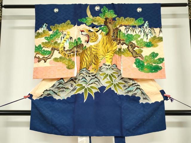 ■■■　サイズ　■■■ 【着物】 身丈 97cm（肩から） 裄丈 46cm 袖丈 57cm ■■■　商品詳細　■■■ 産着【表地：正絹・裏地：化繊・五つ紋】 状態は接写画像のように 衿山・衿裏・両肩山付近・下前おくみ・襦袢表地・裏地・襦袢紐に汚れがございますが その他特に目立ったシミ汚れなどもなく大変良い状態です。 大変上質な逸品になります。 お安く出品致しますので、是非この機会にいかがでしょうか？ ※保管臭がございます。 ■■■　注意事項　■■■ ■モニター発色の具合により色合いが異なる場合がございます。 ■寸法は多少の誤差が生じる場合がございますのでご了承ください。 ■縫込みの長さが左右非対称の場合は短い部分を記載しております。 左右非対称であってもご返品・お値引き等の保証は出来かねますので、ご了承の上ご購入をお願い致します。 ■シミ等のチェックには注意を払っておりますが、見落としがある場合もございますし、個人の見解も様々ですので神経質な方のご購入はお控えください。 ■箪笥に入っておりました着物や帯なので畳みシワや匂いがあるものもございます。 ■お休みは基本的に土日祝となりますが、その他臨時でお休みする場合がございますのでご了承ください。 ■商品の発送は平日のみの発送となります。 ■夜間と土曜、日曜日はお問い合わせの回答が遅れる場合がございます。 ■当店では、お直し、紋入れ、お手入れ等は承っておりません。 ■生地の状態（ヤケ、経年劣化等）によってはサイズ直しが出来ない場合がございます。 その点もどうかご了承のうえ、ご購入をお願いいたします。 ■弊社で取り扱う商品は一点ものにつき、時期や在庫状況に応じて金額が変更となる場合がございます。 ■検針は行っておりません。予めご了承いただきますようお願いいたします。 ■【洗える着物】と記載のある商品におきましては、商品お届け後に洗濯を行ってしまってからのご返品にはご対応しかねます。 念の為、専門店でのお手入れをお願いいたします。 ■写真に写っている物が全てになります。それ以外の付属品はございませんのでご了承ください。 ■状態に関する写真につきましては、掲載可能な写真枚数に限りがあるため、各箇所につき1枚参考画像を掲載しております。 ■着物のサイズ目安は下記を参考ください↓ ＜女性着物＞　お端折り次第で＋5cm　−1cmが着用可能サイズ 　例）身丈170cmの場合、身長160cm〜175cm ＜男性着物＞　身丈＋約25cm〜27cm程が適応身長 　例）身丈155cmの場合、身長180〜182cm