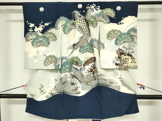 ■■■　サイズ　■■■ 【産着】 身丈 98cm（肩から） 裄丈 47cm 袖丈 56cm ■■■　商品詳細　■■■ 産着【表地：正絹・裏地：ポリエステル100％・襦袢：ポリエステル100％・五つ紋】 状態は接写画像のように襦袢表地・裏地・紐に薄い汚れがございますが その他表地は特に目立ったシミ汚れなどもなく大変良い状態です。 気にならない方であればそのままお召しになれるかと思います。 大変上質な逸品になります。 お安く出品致しますので、是非この機会にいかがでしょうか？ ※若干たたみシワがございます。 ■■■　注意事項　■■■ ■モニター発色の具合により色合いが異なる場合がございます。 ■寸法は多少の誤差が生じる場合がございますのでご了承ください。 ■縫込みの長さが左右非対称の場合は短い部分を記載しております。 左右非対称であってもご返品・お値引き等の保証は出来かねますので、ご了承の上ご購入をお願い致します。 ■シミ等のチェックには注意を払っておりますが、見落としがある場合もございますし、個人の見解も様々ですので神経質な方のご購入はお控えください。 ■箪笥に入っておりました着物や帯なので畳みシワや匂いがあるものもございます。 ■お休みは基本的に土日祝となりますが、その他臨時でお休みする場合がございますのでご了承ください。 ■商品の発送は平日のみの発送となります。 ■夜間と土曜、日曜日はお問い合わせの回答が遅れる場合がございます。 ■当店では、お直し、紋入れ、お手入れ等は承っておりません。 ■生地の状態（ヤケ、経年劣化等）によってはサイズ直しが出来ない場合がございます。 その点もどうかご了承のうえ、ご購入をお願いいたします。 ■弊社で取り扱う商品は一点ものにつき、時期や在庫状況に応じて金額が変更となる場合がございます。 ■検針は行っておりません。予めご了承いただきますようお願いいたします。 ■【洗える着物】と記載のある商品におきましては、商品お届け後に洗濯を行ってしまってからのご返品にはご対応しかねます。 念の為、専門店でのお手入れをお願いいたします。 ■写真に写っている物が全てになります。それ以外の付属品はございませんのでご了承ください。 ■状態に関する写真につきましては、掲載可能な写真枚数に限りがあるため、各箇所につき1枚参考画像を掲載しております。 ■着物のサイズ目安は下記を参考ください↓ ＜女性着物＞　お端折り次第で＋5cm　−1cmが着用可能サイズ 　例）身丈170cmの場合、身長160cm〜175cm ＜男性着物＞　身丈＋約25cm〜27cm程が適応身長 　例）身丈155cmの場合、身長180〜182cm