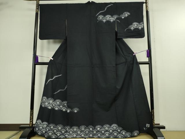 ■■■　サイズ　■■■ 身丈 167cm（肩から） 裄丈 68cm 袖丈 48.5cm　縫込み 1cm 袖幅 34cm 前幅 25.5cm 後幅 32cm 着物縫いこみ 内揚げ 0cm 裄 お袖側 約 5cm　身頃側 約 0cm ■■■　商品詳細　■■■ 【綿・バチ衿】 状態は特に目立ったシミ汚れなどもなく大変良い状態です。 人気の高い“有松鳴海絞り”の浴衣でございます。 “鳴海絞り”ならではの表情を生み出す立体感と 淡いぼかしで息を吹き込まれ、 今にも動き出しそうな迫力を放っております。 夏祭りや花火大会、これから増えるイベントに連れ立って、 より夏をお楽しみ下さいませ。 大変上質な極上の逸品になります。 お安く出品致しますので、是非この機会にいかがでしょうか？ ■■■　注意事項　■■■ ■モニター発色の具合により色合いが異なる場合がございます。 ■寸法は多少の誤差が生じる場合がございますのでご了承ください。 ■縫込みの長さが左右非対称の場合は短い部分を記載しております。 左右非対称であってもご返品・お値引き等の保証は出来かねますので、ご了承の上ご購入をお願い致します。 ■シミ等のチェックには注意を払っておりますが、見落としがある場合もございますし、個人の見解も様々ですので神経質な方のご購入はお控えください。 ■箪笥に入っておりました着物や帯なので畳みシワや匂いがあるものもございます。 ■お休みは基本的に土日祝となりますが、その他臨時でお休みする場合がございますのでご了承ください。 ■商品の発送は平日のみの発送となります。 ■夜間と土曜、日曜日はお問い合わせの回答が遅れる場合がございます。 ■当店では、お直し、紋入れ、お手入れ等は承っておりません。 ■生地の状態（ヤケ、経年劣化等）によってはサイズ直しが出来ない場合がございます。 その点もどうかご了承のうえ、ご購入をお願いいたします。 ■弊社で取り扱う商品は一点ものにつき、時期や在庫状況に応じて金額が変更となる場合がございます。 ■検針は行っておりません。予めご了承いただきますようお願いいたします。 ■【洗える着物】と記載のある商品におきましては、商品お届け後に洗濯を行ってしまってからのご返品にはご対応しかねます。 念の為、専門店でのお手入れをお願いいたします。 ■写真に写っている物が全てになります。 それ以外の付属品はございませんのでご了承ください。 ■状態に関する写真につきましては、掲載可能な写真枚数に限りがあるため、 各箇所につき1枚参考画像を掲載しております。 ■着物のサイズ目安は下記を参考ください↓ ＜女性着物＞　お端折り次第で＋5cm　−10cmが着用可能サイズ 　例）身丈170cmの場合、身長160cm〜175cm ＜男性着物＞　身丈＋約25cm〜27cm程が適応身長 　例）身丈155cmの場合、身長180cm〜182cm