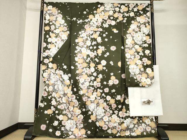 ■■■　サイズ　■■■ 身丈 170cm（肩から） 裄丈 68cm 袖丈 107cm　縫込み 4.5cm 袖幅 34cm 前幅 25cm 後幅 30cm 着物縫いこみ 内揚げ 6cm 裄 お袖側 約1cm　身頃側 約1cm ■■■　商品詳細　■■■ 【化繊・未使用】 状態は特に目立ったシミ汚れなどもなく大変良い状態です。 1974年10月、アンリ・リュ・シャピュイ（Mr.Henri-Luc Chapuis）は、 南フランス・カンヌにH・L社を設立。翌1975年には、 最初のコレクションをカンヌ、ニース、パリで発表。 新鮮な素材感覚とビビットなオリジナルカラーが喝采を浴び、 新進気鋭のデザイナーとして、アンリ・リュ・シャンピュイは ヨーロッパファッション界の注目を集めました。 以来彼の発表するコレクションは毎シーズン話題になり、 ＜H・L＞は コートダジュールを代表するリッチなカジュアルブランドとして、 その地位を確固たるものにしたのです。 ヨーロッパはもとより日本においても高い評価と人気を獲得しています。 お安く出品致しますので、是非この機会にいかがでしょうか？※ご自身で洗濯された場合の保証はできかねます。 専門店にご相談ください。 ■■■　注意事項　■■■ ■モニター発色の具合により色合いが異なる場合がございます。 ■寸法は多少の誤差が生じる場合がございますのでご了承ください。 ■縫込みの長さが左右非対称の場合は短い部分を記載しております。 左右非対称であってもご返品・お値引き等の保証は出来かねますので、ご了承の上ご購入をお願い致します。 ■シミ等のチェックには注意を払っておりますが、見落としがある場合もございますし、個人の見解も様々ですので神経質な方のご購入はお控えください。 ■箪笥に入っておりました着物や帯なので畳みシワや匂いがあるものもございます。 ■お休みは基本的に土日祝となりますが、その他臨時でお休みする場合がございますのでご了承ください。 ■商品の発送は平日のみの発送となります。 ■夜間と土曜、日曜日はお問い合わせの回答が遅れる場合がございます。 ■当店では、お直し、紋入れ、お手入れ等は承っておりません。 ■生地の状態（ヤケ、経年劣化等）によってはサイズ直しが出来ない場合がございます。 その点もどうかご了承のうえ、ご購入をお願いいたします。 ■弊社で取り扱う商品は一点ものにつき、時期や在庫状況に応じて金額が変更となる場合がございます。 ■検針は行っておりません。予めご了承いただきますようお願いいたします。 ■【洗える着物】と記載のある商品におきましては、商品お届け後に洗濯を行ってしまってからのご返品にはご対応しかねます。 念の為、専門店でのお手入れをお願いいたします。 ■着物のサイズ目安は下記を参考ください↓ ＜女性着物＞　お端折り次第で＋5cm　−1cmが着用可能サイズ 　例）身丈170cmの場合、身長160cm〜175cm ＜男性着物＞　身丈＋約25cm〜27cm程が適応身長 　例）身丈155cmの場合、身長180〜182cm