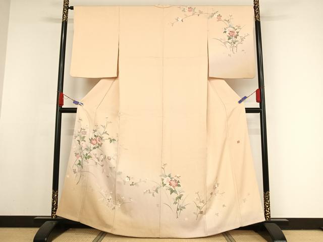 ■■■　サイズ　■■■ 身丈 162cm（肩から） 裄丈 66cm 袖丈 56cm　縫込み 2cm 袖幅 33cm 前幅 23.5cm 後幅 30.5cm 着物縫いこみ 内揚げ 3cm 裄 お袖側 約2cm　身頃側 約2cm ■■■　商品詳細　■■■ 【正絹】 状態は接写画像のように上前にシミ、衿山・両袖・胸付近に薄い汚れがございますが その他特に目立ったシミ汚れなどもなく大変良い状態です。 大変上質な逸品になります。 お安く出品致しますので、是非この機会にいかがでしょうか？ ■■■　注意事項　■■■ ■モニター発色の具合により色合いが異なる場合がございます。 ■寸法は多少の誤差が生じる場合がございますのでご了承ください。 ■シミ等のチェックには注意を払っておりますが、見落としがある場合もございますし、個人の見解も様々ですので神経質な方のご購入はお控えください。 ■箪笥に入っておりました着物や帯なので畳みシワや匂いがあるものもございます。 ■お休みは基本的に土日祝となりますが、その他臨時でお休みする場合がございますのでご了承ください。 ■商品の発送は平日のみの発送となります。 ■夜間と土曜、日曜日はお問い合わせの回答が遅れる場合がございます。 ■当店では、お直し、紋入れ、お手入れ等は承っておりません。 ■生地の状態（ヤケ、経年劣化等）によってはサイズ直しが出来ない場合がございます。 その点もどうかご了承のうえ、ご購入をお願いいたします。 ■着物のサイズ目安は下記を参考ください↓ ＜女性着物＞　身長-10cm+5cmが着用可能サイズ(お端折り次第) 　例）身長160cmの方→着物身丈150cm〜165cm ＜男性着物＞　身長-27cm ±5cmが着用可能サイズ 　例）身長170cmの方→着物身丈138cm〜148cm