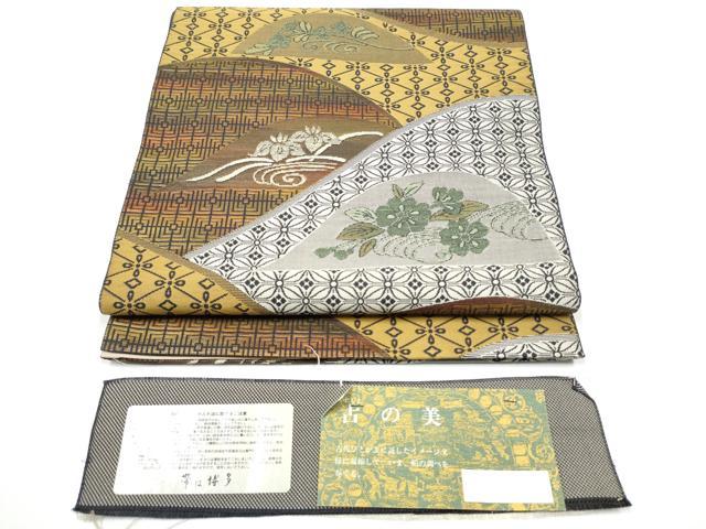 ■■■　サイズ　■■■ 長さ 442cm 幅 30.5cm程 ■■■　商品詳細　■■■ 【正絹・芯なし】 状態は締めてはおりますが 特に目立ったシミ汚れなどもなく大変良い状態です。 黒木織物のブランドである博多織人は 「着る人の欲しい」を叶えるために生まれました。 ～「起源・origin」～ そして「博多の織人・おりびと」に由来するブランドネームは 博多織の源流ともいうべき織物を主体としながらも、 常に「独創的・original」なものづくりを目指す姿勢をあらわしております。 大変上質な逸品になります。 お安く出品致しますので、是非この機会にいかがでしょうか？ ■■■　注意事項　■■■ ■モニター発色の具合により色合いが異なる場合がございます。 ■寸法は多少の誤差が生じる場合がございますのでご了承ください。 ■縫込みの長さが左右非対称の場合は短い部分を記載しております。 左右非対称であってもご返品・お値引き等の保証は出来かねますので、ご了承の上ご購入をお願い致します。 ■シミ等のチェックには注意を払っておりますが、見落としがある場合もございますし、個人の見解も様々ですので神経質な方のご購入はお控えください。 ■箪笥に入っておりました着物や帯なので畳みシワや匂いがあるものもございます。 ■お休みは基本的に土日祝となりますが、その他臨時でお休みする場合がございますのでご了承ください。 ■商品の発送は平日のみの発送となります。 ■夜間と土曜、日曜日はお問い合わせの回答が遅れる場合がございます。 ■当店では、お直し、紋入れ、お手入れ等は承っておりません。 ■生地の状態（ヤケ、経年劣化等）によってはサイズ直しが出来ない場合がございます。 その点もどうかご了承のうえ、ご購入をお願いいたします。 ■弊社で取り扱う商品は一点ものにつき、時期や在庫状況に応じて金額が変更となる場合がございます。 ■検針は行っておりません。予めご了承いただきますようお願いいたします。 ■【洗える着物】と記載のある商品におきましては、商品お届け後に洗濯を行ってしまってからのご返品にはご対応しかねます。 念の為、専門店でのお手入れをお願いいたします。 ■写真に写っている物が全てになります。それ以外の付属品はございませんのでご了承ください。 ■状態に関する写真につきましては、掲載可能な写真枚数に限りがあるため、各箇所につき1枚参考画像を掲載しております。 ■着物のサイズ目安は下記を参考ください↓ ＜女性着物＞　お端折り次第で＋5cm　－1cmが着用可能サイズ 　例）身丈170cmの場合、身長160cm～175cm ＜男性着物＞　身丈＋約25cm～27cm程が適応身長 　例）身丈155cmの場合、身長180～182cm
