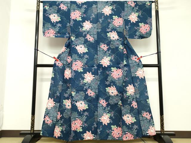 ■■■　サイズ　■■■ 身丈 158cm（肩から） 裄丈 65cm 袖丈 47cm　縫込み 1cm 袖幅 32cm 前幅 23cm 後幅 29cm 着物縫いこみ 内揚げ 0cm 裄 お袖側 約2cm　身頃側 約1cm ■■■　商品詳細　■■■ 【綿】 状態は特に目立ったシミ汚れなどもなく大変良い状態です。 大変上質な逸品になります。 お安く出品致しますので、是非この機会にいかがでしょうか？ ■■■　注意事項　■■■ ■モニター発色の具合により色合いが異なる場合がございます。 ■寸法は多少の誤差が生じる場合がございますのでご了承ください。 ■縫込みの長さが左右非対称の場合は短い部分を記載しております。 左右非対称であってもご返品・お値引き等の保証は出来かねますので、ご了承の上ご購入をお願い致します。 ■シミ等のチェックには注意を払っておりますが、見落としがある場合もございますし、個人の見解も様々ですので神経質な方のご購入はお控えください。 ■箪笥に入っておりました着物や帯なので畳みシワや匂いがあるものもございます。 ■お休みは基本的に土日祝となりますが、その他臨時でお休みする場合がございますのでご了承ください。 ■商品の発送は平日のみの発送となります。 ■夜間と土曜、日曜日はお問い合わせの回答が遅れる場合がございます。 ■当店では、お直し、紋入れ、お手入れ等は承っておりません。 ■生地の状態（ヤケ、経年劣化等）によってはサイズ直しが出来ない場合がございます。 その点もどうかご了承のうえ、ご購入をお願いいたします。 ■弊社で取り扱う商品は一点ものにつき、時期や在庫状況に応じて金額が変更となる場合がございます。 ■検針は行っておりません。予めご了承いただきますようお願いいたします。 ■【洗える着物】と記載のある商品におきましては、商品お届け後に洗濯を行ってしまってからのご返品にはご対応しかねます。 念の為、専門店でのお手入れをお願いいたします。 ■着物のサイズ目安は下記を参考ください↓ ＜女性着物＞　お端折り次第で＋5cm　−1cmが着用可能サイズ 　例）身丈170cmの場合、身長160cm〜175cm ＜男性着物＞　身丈＋約25cm〜27cm程が適応身長 　例）身丈155cmの場合、身長180〜182cm