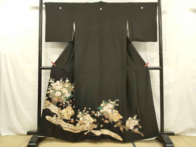 ■■■　サイズ　■■■ 身丈 161.5cm（肩から） 裄丈 65.5cm 袖丈 47.5cm　縫込み 2.5cm 袖幅 33cm 前幅 26.5cm 後幅 30cm 着物縫いこみ 内揚げ 1.5cm 裄 お袖側 約2.5cm　身頃側 約2cm ■■■　商品詳細　■■■ 【正絹・五つ紋・比翼仕立て】 状態は画像を添付しておりますので、そちらをご確認下さいますよう宜しくお願い致します。 大変上質な逸品になります。 お安く出品致しますので、是非この機会にいかがでしょうか？ ■■■　注意事項　■■■ ■モニター発色の具合により色合いが異なる場合がございます。 ■寸法は多少の誤差が生じる場合がございますのでご了承ください。 ■縫込みの長さが左右非対称の場合は短い部分を記載しております。 左右非対称であってもご返品・お値引き等の保証は出来かねますので、ご了承の上ご購入をお願い致します。 ■シミ等のチェックには注意を払っておりますが、見落としがある場合もございますし、個人の見解も様々ですので神経質な方のご購入はお控えください。 ■箪笥に入っておりました着物や帯なので畳みシワや匂いがあるものもございます。 ■お休みは基本的に土日祝となりますが、その他臨時でお休みする場合がございますのでご了承ください。 ■商品の発送は平日のみの発送となります。 ■夜間と土曜、日曜日はお問い合わせの回答が遅れる場合がございます。 ■当店では、お直し、紋入れ、お手入れ等は承っておりません。 ■生地の状態（ヤケ、経年劣化等）によってはサイズ直しが出来ない場合がございます。 その点もどうかご了承のうえ、ご購入をお願いいたします。 ■弊社で取り扱う商品は一点ものにつき、時期や在庫状況に応じて金額が変更となる場合がございます。 ■検針は行っておりません。予めご了承いただきますようお願いいたします。 ■【洗える着物】と記載のある商品におきましては、商品お届け後に洗濯を行ってしまってからのご返品にはご対応しかねます。 念の為、専門店でのお手入れをお願いいたします。 ■着物のサイズ目安は下記を参考ください↓ ＜女性着物＞　お端折り次第で＋5cm　−1cmが着用可能サイズ 　例）身丈170cmの場合、身長160cm〜175cm ＜男性着物＞　身丈＋約25cm〜27cm程が適応身長 　例）身丈155cmの場合、身長180〜182cm
