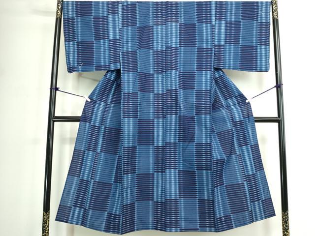 ■■■　サイズ　■■■ 身丈 145cm（肩から） 裄丈 68cm 袖丈 49cm　縫込み 2cm 袖幅 36cm 前幅 25cm 後幅 30cm 着物縫いこみ 内揚げ 2cm 裄 お袖側 約1.5cm　身頃側 約0cm ■■■　商品詳細　■■■ 【綿】 状態は特に目立ったシミ汚れなどもなく大変良い状態です。 大変上質な逸品になります。 お安く出品致しますので、是非この機会にいかがでしょうか？ ■■■　注意事項　■■■ ■モニター発色の具合により色合いが異なる場合がございます。 ■寸法は多少の誤差が生じる場合がございますのでご了承ください。 ■縫込みの長さが左右非対称の場合は短い部分を記載しております。 左右非対称であってもご返品・お値引き等の保証は出来かねますので、ご了承の上ご購入をお願い致します。 ■シミ等のチェックには注意を払っておりますが、見落としがある場合もございますし、個人の見解も様々ですので神経質な方のご購入はお控えください。 ■箪笥に入っておりました着物や帯なので畳みシワや匂いがあるものもございます。 ■お休みは基本的に土日祝となりますが、その他臨時でお休みする場合がございますのでご了承ください。 ■商品の発送は平日のみの発送となります。 ■夜間と土曜、日曜日はお問い合わせの回答が遅れる場合がございます。 ■当店では、お直し、紋入れ、お手入れ等は承っておりません。 ■生地の状態（ヤケ、経年劣化等）によってはサイズ直しが出来ない場合がございます。 その点もどうかご了承のうえ、ご購入をお願いいたします。 ■弊社で取り扱う商品は一点ものにつき、時期や在庫状況に応じて金額が変更となる場合がございます。 ■検針は行っておりません。予めご了承いただきますようお願いいたします。 ■【洗える着物】と記載のある商品におきましては、商品お届け後に洗濯を行ってしまってからのご返品にはご対応しかねます。 念の為、専門店でのお手入れをお願いいたします。 ■写真に写っている物が全てになります。それ以外の付属品はございませんのでご了承ください。 ■状態に関する写真につきましては、掲載可能な写真枚数に限りがあるため、各箇所につき1枚参考画像を掲載しております。 ■着物のサイズ目安は下記を参考ください↓ ＜女性着物＞　お端折り次第で＋5cm　−1cmが着用可能サイズ 　例）身丈170cmの場合、身長160cm〜175cm ＜男性着物＞　身丈＋約25cm〜27cm程が適応身長 　例）身丈155cmの場合、身長180〜182cm