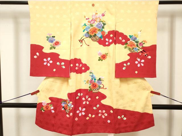 ■■■　サイズ　■■■ 【着物】 身丈 99cm（肩から） 裄丈 46.5cm 袖丈 57cm ■■■　商品詳細　■■■ 産着【表地：正絹・裏地：ポリエステル100％・一つ紋】 状態は接写画像のように下前おくみに薄い汚れがございますが その他特に目立ったシミ汚れなどもなく大変良い状態です。 大変上質な逸品になります。 お安く出品致しますので、是非この機会にいかがでしょうか？ ※襦袢の付属がございません。 ■■■　注意事項　■■■ ■モニター発色の具合により色合いが異なる場合がございます。 ■寸法は多少の誤差が生じる場合がございますのでご了承ください。 ■縫込みの長さが左右非対称の場合は短い部分を記載しております。 左右非対称であってもご返品・お値引き等の保証は出来かねますので、ご了承の上ご購入をお願い致します。 ■シミ等のチェックには注意を払っておりますが、見落としがある場合もございますし、個人の見解も様々ですので神経質な方のご購入はお控えください。 ■箪笥に入っておりました着物や帯なので畳みシワや匂いがあるものもございます。 ■お休みは基本的に土日祝となりますが、その他臨時でお休みする場合がございますのでご了承ください。 ■商品の発送は平日のみの発送となります。 ■夜間と土曜、日曜日はお問い合わせの回答が遅れる場合がございます。 ■当店では、お直し、紋入れ、お手入れ等は承っておりません。 ■生地の状態（ヤケ、経年劣化等）によってはサイズ直しが出来ない場合がございます。 その点もどうかご了承のうえ、ご購入をお願いいたします。 ■弊社で取り扱う商品は一点ものにつき、時期や在庫状況に応じて金額が変更となる場合がございます。 ■検針は行っておりません。予めご了承いただきますようお願いいたします。 ■【洗える着物】と記載のある商品におきましては、商品お届け後に洗濯を行ってしまってからのご返品にはご対応しかねます。 念の為、専門店でのお手入れをお願いいたします。 ■写真に写っている物が全てになります。それ以外の付属品はございませんのでご了承ください。 ■状態に関する写真につきましては、掲載可能な写真枚数に限りがあるため、各箇所につき1枚参考画像を掲載しております。 ■着物のサイズ目安は下記を参考ください↓ ＜女性着物＞　お端折り次第で＋5cm　−1cmが着用可能サイズ 　例）身丈170cmの場合、身長160cm〜175cm ＜男性着物＞　身丈＋約25cm〜27cm程が適応身長 　例）身丈155cmの場合、身長180〜182cm