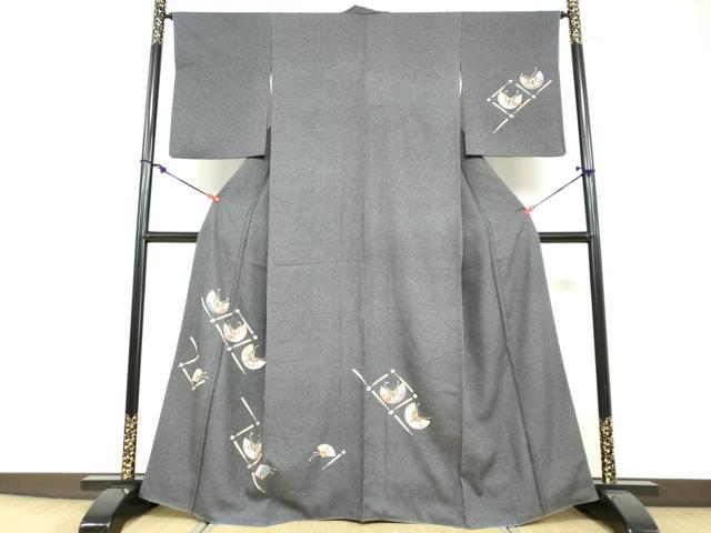 ■■■　サイズ　■■■ 身丈 162cm（肩から） 裄丈 64.5cm 袖丈 52.5cm　縫込み 8cm 袖幅 32.5cm 前幅 24.5cm 後幅 30.5cm 着物縫いこみ 内揚げ 6cm 裄 お袖側 約4cm　身頃側 約3cm ■■■　商品詳細　■■■ 【正絹】 状態は特に目立ったシミ汚れなどもなく大変良い状態です。 大変上質な逸品になります。 お安く出品致しますので、是非この機会にいかがでしょうか？ ■■■　注意事項　■■■ ■モニター発色の具合により色合いが異なる場合がございます。 ■寸法は多少の誤差が生じる場合がございますのでご了承ください。 ■縫込みの長さが左右非対称の場合は短い部分を記載しております。 左右非対称であってもご返品・お値引き等の保証は出来かねますので、ご了承の上ご購入をお願い致します。 ■シミ等のチェックには注意を払っておりますが、見落としがある場合もございますし、個人の見解も様々ですので神経質な方のご購入はお控えください。 ■箪笥に入っておりました着物や帯なので畳みシワや匂いがあるものもございます。 ■お休みは基本的に土日祝となりますが、その他臨時でお休みする場合がございますのでご了承ください。 ■商品の発送は平日のみの発送となります。 ■夜間と土曜、日曜日はお問い合わせの回答が遅れる場合がございます。 ■当店では、お直し、紋入れ、お手入れ等は承っておりません。 ■生地の状態（ヤケ、経年劣化等）によってはサイズ直しが出来ない場合がございます。 その点もどうかご了承のうえ、ご購入をお願いいたします。 ■弊社で取り扱う商品は一点ものにつき、時期や在庫状況に応じて金額が変更となる場合がございます。 ■検針は行っておりません。予めご了承いただきますようお願いいたします。 ■【洗える着物】と記載のある商品におきましては、商品お届け後に洗濯を行ってしまってからのご返品にはご対応しかねます。 念の為、専門店でのお手入れをお願いいたします。 ■写真に写っている物が全てになります。それ以外の付属品はございませんのでご了承ください。 ■着物のサイズ目安は下記を参考ください↓ ＜女性着物＞　お端折り次第で＋5cm　－1cmが着用可能サイズ 　例）身丈170cmの場合、身長160cm～175cm ＜男性着物＞　身丈＋約25cm～27cm程が適応身長 　例）身丈155cmの場合、身長180～182cm