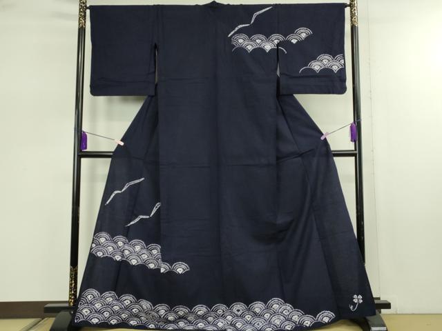 ■■■　サイズ　■■■ 身丈 168.5cm（肩から） 裄丈 68cm 袖丈 49.5cm　縫込み 2cm 袖幅 34.5cm 前幅 26cm 後幅 33cm 着物縫いこみ 内揚げ 0cm 裄 お袖側 約 0cm　身頃側 約 2cm ■■■　商品詳細　■■■ 【綿】 状態は特に目立ったシミ汚れなどもなく大変良い状態です。 人気の高い“有松鳴海絞り”の浴衣でございます。 “鳴海絞り”ならではの表情を生み出す立体感と 淡いぼかしで息を吹き込まれ、 今にも動き出しそうな迫力を放っております。 夏祭りや花火大会、これから増えるイベントに連れ立って、 より夏をお楽しみ下さいませ。 大変上質な極上の逸品になります。 お安く出品致しますので、是非この機会にいかがでしょうか？ ■■■　注意事項　■■■ ■モニター発色の具合により色合いが異なる場合がございます。 ■寸法は多少の誤差が生じる場合がございますのでご了承ください。 ■縫込みの長さが左右非対称の場合は短い部分を記載しております。 左右非対称であってもご返品・お値引き等の保証は出来かねますので、ご了承の上ご購入をお願い致します。 ■シミ等のチェックには注意を払っておりますが、見落としがある場合もございますし、個人の見解も様々ですので神経質な方のご購入はお控えください。 ■箪笥に入っておりました着物や帯なので畳みシワや匂いがあるものもございます。 ■お休みは基本的に土日祝となりますが、その他臨時でお休みする場合がございますのでご了承ください。 ■商品の発送は平日のみの発送となります。 ■夜間と土曜、日曜日はお問い合わせの回答が遅れる場合がございます。 ■当店では、お直し、紋入れ、お手入れ等は承っておりません。 ■生地の状態（ヤケ、経年劣化等）によってはサイズ直しが出来ない場合がございます。 その点もどうかご了承のうえ、ご購入をお願いいたします。 ■弊社で取り扱う商品は一点ものにつき、時期や在庫状況に応じて金額が変更となる場合がございます。 ■検針は行っておりません。予めご了承いただきますようお願いいたします。 ■【洗える着物】と記載のある商品におきましては、商品お届け後に洗濯を行ってしまってからのご返品にはご対応しかねます。 念の為、専門店でのお手入れをお願いいたします。 ■写真に写っている物が全てになります。 それ以外の付属品はございませんのでご了承ください。 ■状態に関する写真につきましては、掲載可能な写真枚数に限りがあるため、 各箇所につき1枚参考画像を掲載しております。 ■着物のサイズ目安は下記を参考ください↓ ＜女性着物＞　お端折り次第で＋5cm　−10cmが着用可能サイズ 　例）身丈170cmの場合、身長160cm〜175cm ＜男性着物＞　身丈＋約25cm〜27cm程が適応身長 　例）身丈155cmの場合、身長180cm〜182cm