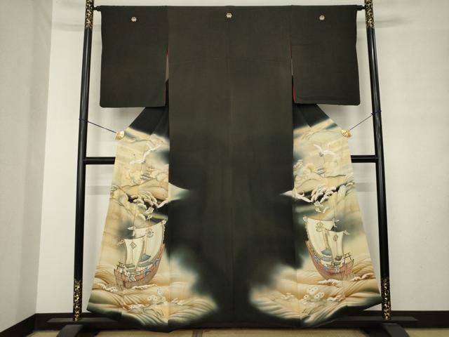■■■　サイズ　■■■ 身丈 156cm（肩から） 裄丈 63cm 袖丈 53cm　縫込み 5cm 袖幅 32cm 前幅 24cm 後幅 31cm 着物縫いこみ 内揚げ 0cm 裄 お袖側 約1cm　身頃側 約1cm ■■■　商品詳細　■■■ 【正絹】 状態は接写画像のように白場にアク、表地にヤケ、八掛にアク、衿山に薄い汚れがございますが その他特に目立ったシミ汚れなどもなく大変良い状態です。 大変上質な逸品になります。 お安く出品致しますので、是非この機会にいかがでしょうか？ ※アンティークになりますのでお品物の状態の感じ方には個人差がございます。 ご理解の上でのご入札をお願い致します。 ■■■　注意事項　■■■ ■モニター発色の具合により色合いが異なる場合がございます。 ■寸法は多少の誤差が生じる場合がございますのでご了承ください。 ■縫込みの長さが左右非対称の場合は短い部分を記載しております。 左右非対称であってもご返品・お値引き等の保証は出来かねますので、ご了承の上ご購入をお願い致します。 ■シミ等のチェックには注意を払っておりますが、見落としがある場合もございますし、個人の見解も様々ですので神経質な方のご購入はお控えください。 ■箪笥に入っておりました着物や帯なので畳みシワや匂いがあるものもございます。 ■お休みは基本的に土日祝となりますが、その他臨時でお休みする場合がございますのでご了承ください。 ■商品の発送は平日のみの発送となります。 ■夜間と土曜、日曜日はお問い合わせの回答が遅れる場合がございます。 ■当店では、お直し、紋入れ、お手入れ等は承っておりません。 ■生地の状態（ヤケ、経年劣化等）によってはサイズ直しが出来ない場合がございます。 その点もどうかご了承のうえ、ご購入をお願いいたします。 ■弊社で取り扱う商品は一点ものにつき、時期や在庫状況に応じて金額が変更となる場合がございます。 ■検針は行っておりません。予めご了承いただきますようお願いいたします。 ■【洗える着物】と記載のある商品におきましては、商品お届け後に洗濯を行ってしまってからのご返品にはご対応しかねます。 念の為、専門店でのお手入れをお願いいたします。 ■写真に写っている物が全てになります。それ以外の付属品はございませんのでご了承ください。 ■状態に関する写真につきましては、掲載可能な写真枚数に限りがあるため、各箇所につき1枚参考画像を掲載しております。 ■着物のサイズ目安は下記を参考ください↓ ＜女性着物＞　お端折り次第で＋5cm　−1cmが着用可能サイズ 　例）身丈170cmの場合、身長160cm〜175cm ＜男性着物＞　身丈＋約25cm〜27cm程が適応身長 　例）身丈155cmの場合、身長180〜182cm