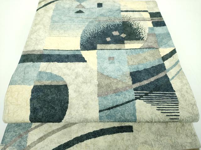 ■■■　サイズ　■■■ 長さ 430cm 幅 31cm程 ■■■　商品詳細　■■■ 【正絹】 状態は接写画像のように表地所々に薄いアクがございます。 西陣大黒町、創業から100年以上の歴史、 織技術の高さは西陣屈指の名門渡文。 大変上質な逸品になりますのでぜひお手入れをされてお召しになられてはいかがでしょうか。 お安く出品致しますので、是非この機会にいかがでしょうか？ ■■■　注意事項　■■■ ■モニター発色の具合により色合いが異なる場合がございます。 ■寸法は多少の誤差が生じる場合がございますのでご了承ください。 ■縫込みの長さが左右非対称の場合は短い部分を記載しております。 左右非対称であってもご返品・お値引き等の保証は出来かねますので、ご了承の上ご購入をお願い致します。 ■シミ等のチェックには注意を払っておりますが、見落としがある場合もございますし、個人の見解も様々ですので神経質な方のご購入はお控えください。 ■箪笥に入っておりました着物や帯なので畳みシワや匂いがあるものもございます。 ■お休みは基本的に土日祝となりますが、その他臨時でお休みする場合がございますのでご了承ください。 ■商品の発送は平日のみの発送となります。 ■夜間と土曜、日曜日はお問い合わせの回答が遅れる場合がございます。 ■当店では、お直し、紋入れ、お手入れ等は承っておりません。 ■生地の状態（ヤケ、経年劣化等）によってはサイズ直しが出来ない場合がございます。 その点もどうかご了承のうえ、ご購入をお願いいたします。 ■弊社で取り扱う商品は一点ものにつき、時期や在庫状況に応じて金額が変更となる場合がございます。 ■検針は行っておりません。予めご了承いただきますようお願いいたします。 ■【洗える着物】と記載のある商品におきましては、商品お届け後に洗濯を行ってしまってからのご返品にはご対応しかねます。 念の為、専門店でのお手入れをお願いいたします。 ■着物のサイズ目安は下記を参考ください↓ ＜女性着物＞　お端折り次第で＋5cm　−1cmが着用可能サイズ 　例）身丈170cmの場合、身長160cm〜175cm ＜男性着物＞　身丈＋約25cm〜27cm程が適応身長 　例）身丈155cmの場合、身長180〜182cm