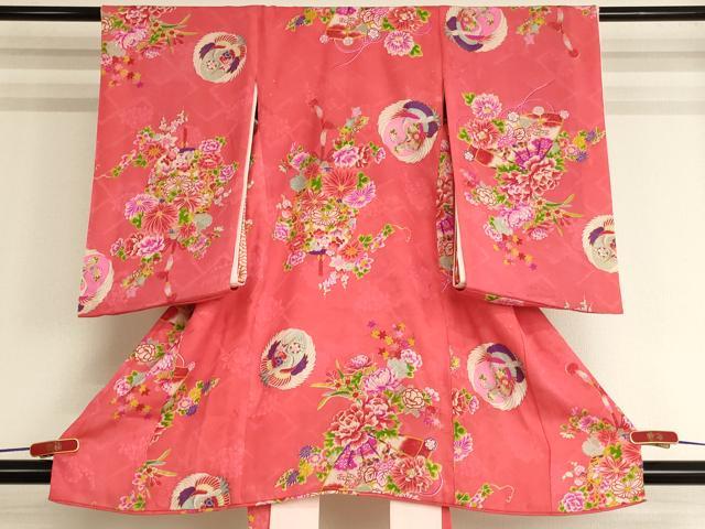 ■■■　サイズ　■■■ 【着物】 身丈 86.5cm（肩から） 裄丈 42cm 袖丈 55cm ■■■　商品詳細　■■■ 産着【正絹】の状態は接写画像のように表地所々に汚れがございます。 長襦袢【化繊】の状態は接写画像のように下前・紐・八掛に汚れがございますがその他特に目立ったシミ汚れなどもなく大変良い状態です。 大変上質な逸品になります。 お安く出品致しますので、是非この機会にいかがでしょうか？ ※アンティークになりますのでお品物の状態の感じ方には個人差がございます。ご理解の上でのご入札をお願い致します。 ※長襦袢は着物とセットになっております。 ■■■　注意事項　■■■ ■モニター発色の具合により色合いが異なる場合がございます。 ■寸法は多少の誤差が生じる場合がございますのでご了承ください。 ■縫込みの長さが左右非対称の場合は短い部分を記載しております。 左右非対称であってもご返品・お値引き等の保証は出来かねますので、ご了承の上ご購入をお願い致します。 ■シミ等のチェックには注意を払っておりますが、見落としがある場合もございますし、個人の見解も様々ですので神経質な方のご購入はお控えください。 ■箪笥に入っておりました着物や帯なので畳みシワや匂いがあるものもございます。 ■お休みは基本的に土日祝となりますが、その他臨時でお休みする場合がございますのでご了承ください。 ■商品の発送は平日のみの発送となります。 ■夜間と土曜、日曜日はお問い合わせの回答が遅れる場合がございます。 ■当店では、お直し、紋入れ、お手入れ等は承っておりません。 ■生地の状態（ヤケ、経年劣化等）によってはサイズ直しが出来ない場合がございます。 その点もどうかご了承のうえ、ご購入をお願いいたします。 ■弊社で取り扱う商品は一点ものにつき、時期や在庫状況に応じて金額が変更となる場合がございます。 ■検針は行っておりません。予めご了承いただきますようお願いいたします。 ■【洗える着物】と記載のある商品におきましては、商品お届け後に洗濯を行ってしまってからのご返品にはご対応しかねます。 念の為、専門店でのお手入れをお願いいたします。 ■写真に写っている物が全てになります。それ以外の付属品はございませんのでご了承ください。 ■状態に関する写真につきましては、掲載可能な写真枚数に限りがあるため、各箇所につき1枚参考画像を掲載しております。 ■着物のサイズ目安は下記を参考ください↓ ＜女性着物＞　お端折り次第で＋5cm　−1cmが着用可能サイズ 　例）身丈170cmの場合、身長160cm〜175cm ＜男性着物＞　身丈＋約25cm〜27cm程が適応身長 　例）身丈155cmの場合、身長180〜182cm