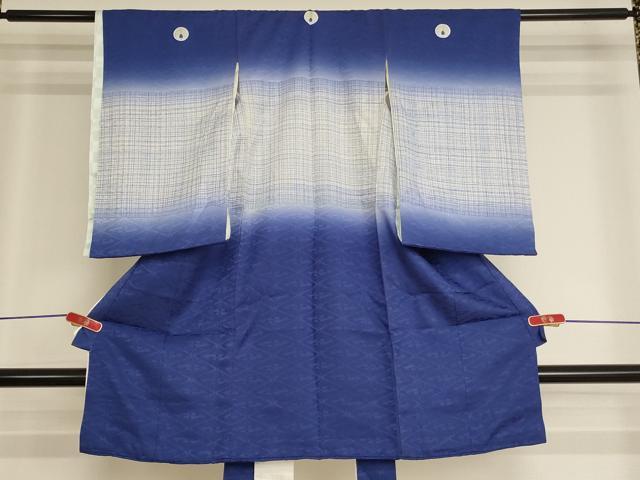 ■■■　サイズ　■■■ 【着物】 身丈 96.5cm（肩から） 裄丈 44.5cm 袖丈 55cm ■■■　商品詳細　■■■ 産着【正絹・五つ紋】の状態は接写画像のように胴裏に汚れがございますが その他特に目立ったシミ汚れなどもなく大変良い状態です。 長襦袢【化繊】の状態は接写画像のように表地所々・裏地に汚れがございます。 大変上質な逸品になります。 お安く出品致しますので、是非この機会にいかがでしょうか？ ※長襦袢は着物とセットになっております。 ■■■　注意事項　■■■ ■モニター発色の具合により色合いが異なる場合がございます。 ■寸法は多少の誤差が生じる場合がございますのでご了承ください。 ■縫込みの長さが左右非対称の場合は短い部分を記載しております。 左右非対称であってもご返品・お値引き等の保証は出来かねますので、ご了承の上ご購入をお願い致します。 ■シミ等のチェックには注意を払っておりますが、見落としがある場合もございますし、個人の見解も様々ですので神経質な方のご購入はお控えください。 ■箪笥に入っておりました着物や帯なので畳みシワや匂いがあるものもございます。 ■お休みは基本的に土日祝となりますが、その他臨時でお休みする場合がございますのでご了承ください。 ■商品の発送は平日のみの発送となります。 ■夜間と土曜、日曜日はお問い合わせの回答が遅れる場合がございます。 ■当店では、お直し、紋入れ、お手入れ等は承っておりません。 ■生地の状態（ヤケ、経年劣化等）によってはサイズ直しが出来ない場合がございます。 その点もどうかご了承のうえ、ご購入をお願いいたします。 ■弊社で取り扱う商品は一点ものにつき、時期や在庫状況に応じて金額が変更となる場合がございます。 ■検針は行っておりません。予めご了承いただきますようお願いいたします。 ■【洗える着物】と記載のある商品におきましては、商品お届け後に洗濯を行ってしまってからのご返品にはご対応しかねます。 念の為、専門店でのお手入れをお願いいたします。 ■写真に写っている物が全てになります。それ以外の付属品はございませんのでご了承ください。 ■状態に関する写真につきましては、掲載可能な写真枚数に限りがあるため、各箇所につき1枚参考画像を掲載しております。 ■着物のサイズ目安は下記を参考ください↓ ＜女性着物＞　お端折り次第で＋5cm　−1cmが着用可能サイズ 　例）身丈170cmの場合、身長160cm〜175cm ＜男性着物＞　身丈＋約25cm〜27cm程が適応身長 　例）身丈155cmの場合、身長180〜182cm