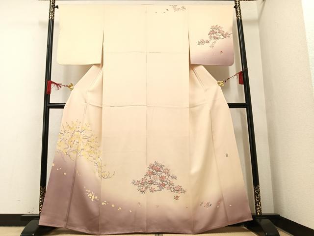 ■■■　サイズ　■■■ 身丈 160cm（肩から） 裄丈 64.5cm 袖丈 47cm　縫込み 4.5cm 袖幅 33cm 前幅 22.5cm 後幅 29.5cm 着物縫いこみ 内揚げ 4cm 裄 お袖側 約1cm　身頃側 約2cm ■■■　商品詳細　■■■ 【正絹】 状態は接写画像のように衿山に若干の薄い汚れがございますがその他特に目立ったシミ汚れなどもなく大変良い状態です。気にならない方でしたらそのままお召になれるかと思われます。 大変上質な逸品になります。 お安く出品致しますので、是非この機会にいかがでしょうか？ ■■■　注意事項　■■■ ■モニター発色の具合により色合いが異なる場合がございます。 ■寸法は多少の誤差が生じる場合がございますのでご了承ください。 ■縫込みの長さが左右非対称の場合は短い部分を記載しております。 左右非対称であってもご返品・お値引き等の保証は出来かねますので、ご了承の上ご購入をお願い致します。 ■シミ等のチェックには注意を払っておりますが、見落としがある場合もございますし、個人の見解も様々ですので神経質な方のご購入はお控えください。 ■箪笥に入っておりました着物や帯なので畳みシワや匂いがあるものもございます。 ■お休みは基本的に土日祝となりますが、その他臨時でお休みする場合がございますのでご了承ください。 ■商品の発送は平日のみの発送となります。 ■夜間と土曜、日曜日はお問い合わせの回答が遅れる場合がございます。 ■当店では、お直し、紋入れ、お手入れ等は承っておりません。 ■生地の状態（ヤケ、経年劣化等）によってはサイズ直しが出来ない場合がございます。 その点もどうかご了承のうえ、ご購入をお願いいたします。 ■弊社で取り扱う商品は一点ものにつき、時期や在庫状況に応じて金額が変更となる場合がございます。 ■検針は行っておりません。予めご了承いただきますようお願いいたします。 ■【洗える着物】と記載のある商品におきましては、商品お届け後に洗濯を行ってしまってからのご返品にはご対応しかねます。 念の為、専門店でのお手入れをお願いいたします。 ■着物のサイズ目安は下記を参考ください↓ ＜女性着物＞　お端折り次第で＋5?　−10?が着用可能サイズ 　例）身丈170?の場合、身長160?〜175? ＜男性着物＞　身丈＋約25?〜27?程が適応身長 　例）身丈155?の場合、身長180〜182?