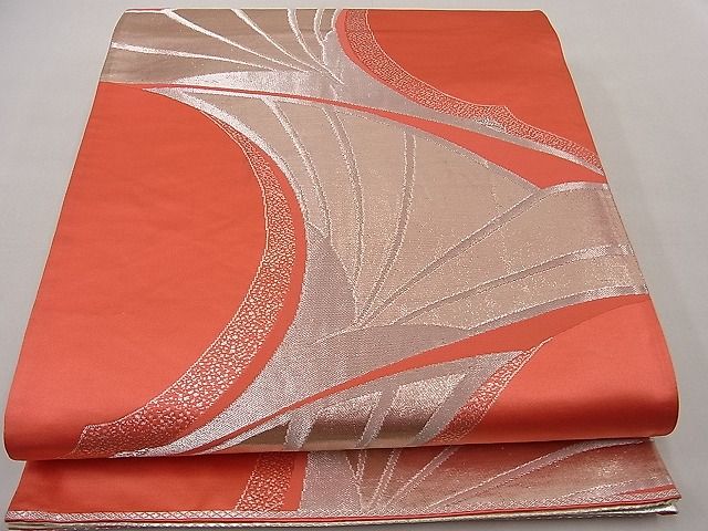■■■　サイズ　■■■ 長さ 428cm 幅 31cm程 ■■■　商品詳細　■■■ 【正絹・芯なし】 状態は接写画像のように 裏面：太鼓・前柄・手先に薄いシミがございますが その他表地は特に目立ったシミ汚れなどもなく大変良い状態です。 大変上質な逸品になります。 お安く出品致しますので、是非この機会にいかがでしょうか？ ■■■　注意事項　■■■ ■モニター発色の具合により色合いが異なる場合がございます。 ■寸法は多少の誤差が生じる場合がございますのでご了承ください。 ■縫込みの長さが左右非対称の場合は短い部分を記載しております。 左右非対称であってもご返品・お値引き等の保証は出来かねますので、ご了承の上ご購入をお願い致します。 ■シミ等のチェックには注意を払っておりますが、見落としがある場合もございますし、個人の見解も様々ですので神経質な方のご購入はお控えください。 ■箪笥に入っておりました着物や帯なので畳みシワや匂いがあるものもございます。 ■お休みは基本的に土日祝となりますが、その他臨時でお休みする場合がございますのでご了承ください。 ■商品の発送は平日のみの発送となります。 ■夜間と土曜、日曜日はお問い合わせの回答が遅れる場合がございます。 ■当店では、お直し、紋入れ、お手入れ等は承っておりません。 ■生地の状態（ヤケ、経年劣化等）によってはサイズ直しが出来ない場合がございます。 その点もどうかご了承のうえ、ご購入をお願いいたします。 ■弊社で取り扱う商品は一点ものにつき、時期や在庫状況に応じて金額が変更となる場合がございます。 ■検針は行っておりません。予めご了承いただきますようお願いいたします。 ■【洗える着物】と記載のある商品におきましては、商品お届け後に洗濯を行ってしまってからのご返品にはご対応しかねます。 念の為、専門店でのお手入れをお願いいたします。 ■着物のサイズ目安は下記を参考ください↓ ＜女性着物＞　お端折り次第で＋5cm　−1cmが着用可能サイズ 　例）身丈170cmの場合、身長160cm〜175cm ＜男性着物＞　身丈＋約25cm〜27cm程が適応身長 　例）身丈155cmの場合、身長180〜182cm