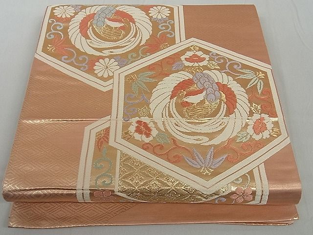 ■■■　サイズ　■■■ 長さ 424cm 幅 31cm程 ■■■　商品詳細　■■■ 【正絹】 状態は締めてはおりますが 特に目立ったシミ汚れなどもなく大変良い状態です。 大変上質な逸品になります。 お安く出品致しますので、是非この機会にいかがでしょうか？ ■■■　注意事項　■■■ ■モニター発色の具合により色合いが異なる場合がございます。 ■寸法は多少の誤差が生じる場合がございますのでご了承ください。 ■縫込みの長さが左右非対称の場合は短い部分を記載しております。 左右非対称であってもご返品・お値引き等の保証は出来かねますので、ご了承の上ご購入をお願い致します。 ■シミ等のチェックには注意を払っておりますが、見落としがある場合もございますし、個人の見解も様々ですので神経質な方のご購入はお控えください。 ■箪笥に入っておりました着物や帯なので畳みシワや匂いがあるものもございます。 ■お休みは基本的に土日祝となりますが、その他臨時でお休みする場合がございますのでご了承ください。 ■商品の発送は平日のみの発送となります。 ■夜間と土曜、日曜日はお問い合わせの回答が遅れる場合がございます。 ■当店では、お直し、紋入れ、お手入れ等は承っておりません。 ■生地の状態（ヤケ、経年劣化等）によってはサイズ直しが出来ない場合がございます。 その点もどうかご了承のうえ、ご購入をお願いいたします。 ■弊社で取り扱う商品は一点ものにつき、時期や在庫状況に応じて金額が変更となる場合がございます。 ■検針は行っておりません。予めご了承いただきますようお願いいたします。 ■【洗える着物】と記載のある商品におきましては、商品お届け後に洗濯を行ってしまってからのご返品にはご対応しかねます。 念の為、専門店でのお手入れをお願いいたします。 ■着物のサイズ目安は下記を参考ください↓ ＜女性着物＞　お端折り次第で＋5cm　−1cmが着用可能サイズ 　例）身丈170cmの場合、身長160cm〜175cm ＜男性着物＞　身丈＋約25cm〜27cm程が適応身長 　例）身丈155cmの場合、身長180〜182cm