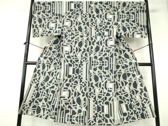 ■■■　サイズ　■■■ 身丈 141cm（肩から） 裄丈 70.5cm 袖丈 48cm　縫込み 3cm 袖幅 36.5cm 前幅 25cm 後幅 32cm 着物縫いこみ 内揚げ 7cm 裄 お袖側 約1.5cm　身頃側 約4cm ■■■　商品詳細　■■■ 【綿】 状態は接写画像のように左袖後・肩当て・右袖前に薄い汚れがございますが その他特に目立ったシミ汚れなどもなく大変良い状態です。 大変上質な逸品になります。 お安く出品致しますので、是非この機会にいかがでしょうか？ ■■■　注意事項　■■■ ■モニター発色の具合により色合いが異なる場合がございます。 ■寸法は多少の誤差が生じる場合がございますのでご了承ください。 ■縫込みの長さが左右非対称の場合は短い部分を記載しております。 左右非対称であってもご返品・お値引き等の保証は出来かねますので、ご了承の上ご購入をお願い致します。 ■シミ等のチェックには注意を払っておりますが、見落としがある場合もございますし、個人の見解も様々ですので神経質な方のご購入はお控えください。 ■箪笥に入っておりました着物や帯なので畳みシワや匂いがあるものもございます。 ■お休みは基本的に土日祝となりますが、その他臨時でお休みする場合がございますのでご了承ください。 ■商品の発送は平日のみの発送となります。 ■夜間と土曜、日曜日はお問い合わせの回答が遅れる場合がございます。 ■当店では、お直し、紋入れ、お手入れ等は承っておりません。 ■生地の状態（ヤケ、経年劣化等）によってはサイズ直しが出来ない場合がございます。 その点もどうかご了承のうえ、ご購入をお願いいたします。 ■弊社で取り扱う商品は一点ものにつき、時期や在庫状況に応じて金額が変更となる場合がございます。 ■検針は行っておりません。予めご了承いただきますようお願いいたします。 ■【洗える着物】と記載のある商品におきましては、商品お届け後に洗濯を行ってしまってからのご返品にはご対応しかねます。 念の為、専門店でのお手入れをお願いいたします。 ■写真に写っている物が全てになります。それ以外の付属品はございませんのでご了承ください。 ■状態に関する写真につきましては、掲載可能な写真枚数に限りがあるため、各箇所につき1枚参考画像を掲載しております。 ■着物のサイズ目安は下記を参考ください↓ ＜女性着物＞　お端折り次第で＋5cm　−1cmが着用可能サイズ 　例）身丈170cmの場合、身長160cm〜175cm ＜男性着物＞　身丈＋約25cm〜27cm程が適応身長 　例）身丈155cmの場合、身長180〜182cm