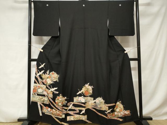 ■■■　サイズ　■■■ 身丈 159cm（肩から） 裄丈 66cm 袖丈 48cm　縫込み 6cm 袖幅 34cm 前幅 26cm 後幅 31cm 着物縫いこみ 内揚げ 5cm 裄 お袖側 約2cm　身頃側 約3cm ■■■　商品詳細　■■■ 【正絹・五つ紋・比翼仕立て】 状態は画像を添付しておりますので、そちらをご確認下さいますよう宜しくお願い致します。 大変上質な逸品になります。 お安く出品致しますので、是非この機会にいかがでしょうか？ ■■■　注意事項　■■■ ■モニター発色の具合により色合いが異なる場合がございます。 ■寸法は多少の誤差が生じる場合がございますのでご了承ください。 ■縫込みの長さが左右非対称の場合は短い部分を記載しております。 左右非対称であってもご返品・お値引き等の保証は出来かねますので、ご了承の上ご購入をお願い致します。 ■シミ等のチェックには注意を払っておりますが、見落としがある場合もございますし、個人の見解も様々ですので神経質な方のご購入はお控えください。 ■箪笥に入っておりました着物や帯なので畳みシワや匂いがあるものもございます。 ■お休みは基本的に土日祝となりますが、その他臨時でお休みする場合がございますのでご了承ください。 ■商品の発送は平日のみの発送となります。 ■夜間と土曜、日曜日はお問い合わせの回答が遅れる場合がございます。 ■当店では、お直し、紋入れ、お手入れ等は承っておりません。 ■生地の状態（ヤケ、経年劣化等）によってはサイズ直しが出来ない場合がございます。 その点もどうかご了承のうえ、ご購入をお願いいたします。 ■弊社で取り扱う商品は一点ものにつき、時期や在庫状況に応じて金額が変更となる場合がございます。 ■検針は行っておりません。予めご了承いただきますようお願いいたします。 ■【洗える着物】と記載のある商品におきましては、商品お届け後に洗濯を行ってしまってからのご返品にはご対応しかねます。 念の為、専門店でのお手入れをお願いいたします。 ■着物のサイズ目安は下記を参考ください↓ ＜女性着物＞　お端折り次第で＋5cm　−1cmが着用可能サイズ 　例）身丈170cmの場合、身長160cm〜175cm ＜男性着物＞　身丈＋約25cm〜27cm程が適応身長 　例）身丈155cmの場合、身長180〜182cm