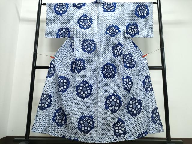 ■■■　サイズ　■■■ 身丈 154.5cm（肩から） 裄丈 64cm 袖丈 45cm　縫込み 3.5cm 袖幅 33.5cm 前幅 24cm 後幅 30cm 着物縫いこみ 内揚げ 0cm 裄 お袖側 約2.5cm　身頃側 約2.5cm ■■■　商品詳細　■■■ 【綿】 状態は特に目立ったシミ汚れなどもなく大変良い状態です。 人気の高い“有松鳴海絞り”の浴衣でございます。 “鳴海絞り”ならではの表情を生み出す立体感と 淡いぼかしで息を吹き込まれ、 今にも動き出しそうな迫力を放っております。 夏祭りや花火大会、これから増えるイベントに連れ立って、 より夏をお楽しみ下さいませ。 大変上質な逸品になります。 お安く出品致しますので、是非この機会にいかがでしょうか？ ■■■　注意事項　■■■ ■モニター発色の具合により色合いが異なる場合がございます。 ■寸法は多少の誤差が生じる場合がございますのでご了承ください。 ■縫込みの長さが左右非対称の場合は短い部分を記載しております。 左右非対称であってもご返品・お値引き等の保証は出来かねますので、ご了承の上ご購入をお願い致します。 ■シミ等のチェックには注意を払っておりますが、見落としがある場合もございますし、個人の見解も様々ですので神経質な方のご購入はお控えください。 ■箪笥に入っておりました着物や帯なので畳みシワや匂いがあるものもございます。 ■お休みは基本的に土日祝となりますが、その他臨時でお休みする場合がございますのでご了承ください。 ■商品の発送は平日のみの発送となります。 ■夜間と土曜、日曜日はお問い合わせの回答が遅れる場合がございます。 ■当店では、お直し、紋入れ、お手入れ等は承っておりません。 ■生地の状態（ヤケ、経年劣化等）によってはサイズ直しが出来ない場合がございます。 その点もどうかご了承のうえ、ご購入をお願いいたします。 ■弊社で取り扱う商品は一点ものにつき、時期や在庫状況に応じて金額が変更となる場合がございます。 ■検針は行っておりません。予めご了承いただきますようお願いいたします。 ■【洗える着物】と記載のある商品におきましては、商品お届け後に洗濯を行ってしまってからのご返品にはご対応しかねます。 念の為、専門店でのお手入れをお願いいたします。 ■写真に写っている物が全てになります。それ以外の付属品はございませんのでご了承ください。 ■状態に関する写真につきましては、掲載可能な写真枚数に限りがあるため、各箇所につき1枚参考画像を掲載しております。 ■着物のサイズ目安は下記を参考ください↓ ＜女性着物＞　お端折り次第で＋5cm　−1cmが着用可能サイズ 　例）身丈170cmの場合、身長160cm〜175cm ＜男性着物＞　身丈＋約25cm〜27cm程が適応身長 　例）身丈155cmの場合、身長180〜182cm