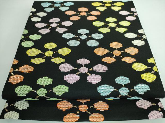 ■■■　サイズ　■■■ 長さ 432cm　幅 31cm程 ■■■　商品詳細　■■■ 【正絹・芯なし】 状態は締めてはおりますが 特に目立ったシミ汚れなどもなく大変良い状態です。 近代染織界において大きな業績を残した、初代龍村平藏。 織物の世界に「美」の要素を持ち込んだ第一人者、 初代龍村平藏は法隆寺、正倉院などに伝わる 古代裂など伝統的な織物の研究に尽力し、 復元の第一人者として織物の地位を「芸術の域」にまで高めました。 幼時から茶道、華道、謡、仕舞、俳諧と 文芸美術の豊かな環境の中で育った彼は、 「従来にない独創的な織物を作りたい。」 そんな想いを胸に来る日も来る日も新技術の開発に打ち込んだ結果、 その努力が見事実を結び、平蔵は30代という若さにもかかわらず数々の特許を取得、 周囲の人々に衝撃を与えたのです。 伝統的な西陣にあって、 常に斬新な発想と革新的な技法の習得により新境地を切り開いてきた龍村平蔵。 彼が残した「温故知新を織る」という言葉からは、 彼が生涯をかけて取り組んだ「織の美」にかける 純粋なまでの熱き想いを感じ取ることができます。 龍村平蔵の作品は時空を超えて、今も私達の目の前で燦然と輝き、 “織”の世界の奥深さをじっくりと堪能できる、 貴重な財産といえましょう。 大変上質な極上の逸品になります。 お安く出品致しますので、是非この機会にいかがでしょうか？ ■■■　注意事項　■■■ ■モニター発色の具合により色合いが異なる場合がございます。 ■寸法は多少の誤差が生じる場合がございますのでご了承ください。 ■縫込みの長さが左右非対称の場合は短い部分を記載しております。 左右非対称であってもご返品・お値引き等の保証は出来かねますので、ご了承の上ご購入をお願い致します。 ■シミ等のチェックには注意を払っておりますが、見落としがある場合もございますし、個人の見解も様々ですので神経質な方のご購入はお控えください。 ■箪笥に入っておりました着物や帯なので畳みシワや匂いがあるものもございます。 ■お休みは基本的に土日祝となりますが、その他臨時でお休みする場合がございますのでご了承ください。 ■商品の発送は平日のみの発送となります。 ■夜間と土曜、日曜日はお問い合わせの回答が遅れる場合がございます。 ■当店では、お直し、紋入れ、お手入れ等は承っておりません。 ■生地の状態（ヤケ、経年劣化等）によってはサイズ直しが出来ない場合がございます。 その点もどうかご了承のうえ、ご購入をお願いいたします。 ■弊社で取り扱う商品は一点ものにつき、時期や在庫状況に応じて金額が変更となる場合がございます。 ■検針は行っておりません。予めご了承いただきますようお願いいたします。 ■【洗える着物】と記載のある商品におきましては、商品お届け後に洗濯を行ってしまってからのご返品にはご対応しかねます。 念の為、専門店でのお手入れをお願いいたします。 ■着物のサイズ目安は下記を参考ください↓ ＜女性着物＞　お端折り次第で＋5?　−10?が着用可能サイズ 　例）身丈170?の場合、身長160?〜175? ＜男性着物＞　身丈＋約25?〜27?程が適応身長 　例）身丈155?の場合、身長180〜182?