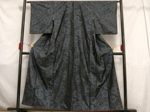 平和屋着物■本場大島紬 菊 黒地 正絹 逸品 AAAT2457es 平和屋着物■本場大島紬 菊 黒地 正絹 逸品 AAAT2457es