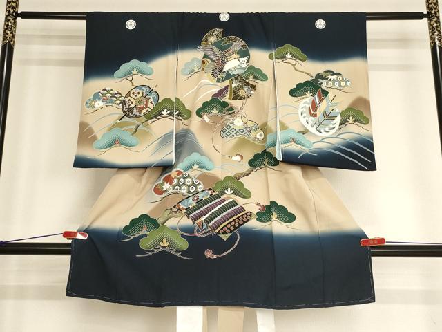 ■■■　サイズ　■■■ 【産着】 身丈 98cm（肩から） 裄丈 45.5cm 袖丈 55cm ■■■　商品詳細　■■■ 産着【正絹・五つ紋・未使用】の状態は特に目立ったシミ汚れなどもなく大変良い状態です。 大変上質な逸品になります。 お安く出品致しますので、是非この機会にいかがでしょうか？ ※長襦袢は着物とセットになっております。 ■■■　注意事項　■■■ ■モニター発色の具合により色合いが異なる場合がございます。 ■寸法は多少の誤差が生じる場合がございますのでご了承ください。 ■縫込みの長さが左右非対称の場合は短い部分を記載しております。 左右非対称であってもご返品・お値引き等の保証は出来かねますので、ご了承の上ご購入をお願い致します。 ■シミ等のチェックには注意を払っておりますが、見落としがある場合もございますし、個人の見解も様々ですので神経質な方のご購入はお控えください。 ■箪笥に入っておりました着物や帯なので畳みシワや匂いがあるものもございます。 ■お休みは基本的に土日祝となりますが、その他臨時でお休みする場合がございますのでご了承ください。 ■商品の発送は平日のみの発送となります。 ■夜間と土曜、日曜日はお問い合わせの回答が遅れる場合がございます。 ■当店では、お直し、紋入れ、お手入れ等は承っておりません。 ■生地の状態（ヤケ、経年劣化等）によってはサイズ直しが出来ない場合がございます。 その点もどうかご了承のうえ、ご購入をお願いいたします。 ■弊社で取り扱う商品は一点ものにつき、時期や在庫状況に応じて金額が変更となる場合がございます。 ■検針は行っておりません。予めご了承いただきますようお願いいたします。 ■【洗える着物】と記載のある商品におきましては、商品お届け後に洗濯を行ってしまってからのご返品にはご対応しかねます。 念の為、専門店でのお手入れをお願いいたします。 ■着物のサイズ目安は下記を参考ください↓ ＜女性着物＞　お端折り次第で＋5cm　−1cmが着用可能サイズ 　例）身丈170cmの場合、身長160cm〜175cm ＜男性着物＞　身丈＋約25cm〜27cm程が適応身長 　例）身丈155cmの場合、身長180〜182cm