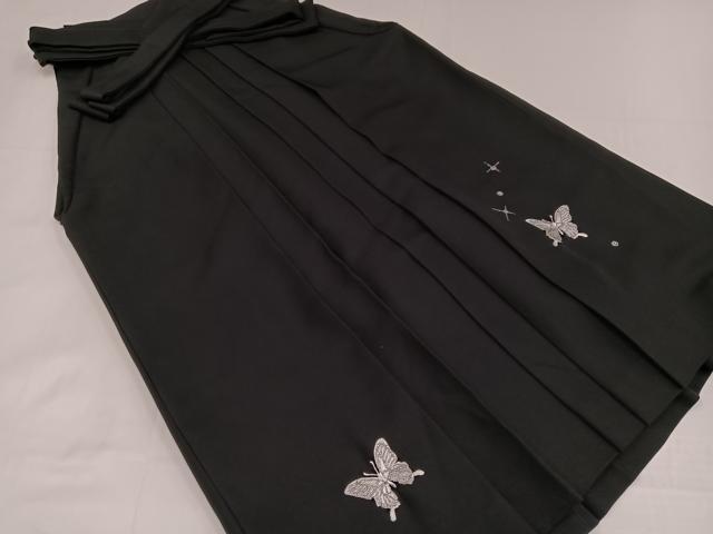 ■■■　サイズ　■■■ 紐下丈　約92cm ■■■　商品詳細　■■■ 【化繊】 状態は特に目立ったシミ汚れなどもなく大変良い状態です。 大変上質な逸品になります。 お安く出品致しますので、是非この機会にいかがでしょうか？※ご自身で洗濯された場合の保証はできかねます。 専門店にご相談ください。 ■■■　注意事項　■■■ ■モニター発色の具合により色合いが異なる場合がございます。 ■寸法は多少の誤差が生じる場合がございますのでご了承ください。 ■縫込みの長さが左右非対称の場合は短い部分を記載しております。 左右非対称であってもご返品・お値引き等の保証は出来かねますので、ご了承の上ご購入をお願い致します。 ■シミ等のチェックには注意を払っておりますが、見落としがある場合もございますし、個人の見解も様々ですので神経質な方のご購入はお控えください。 ■箪笥に入っておりました着物や帯なので畳みシワや匂いがあるものもございます。 ■お休みは基本的に土日祝となりますが、その他臨時でお休みする場合がございますのでご了承ください。 ■商品の発送は平日のみの発送となります。 ■夜間と土曜、日曜日はお問い合わせの回答が遅れる場合がございます。 ■当店では、お直し、紋入れ、お手入れ等は承っておりません。 ■生地の状態（ヤケ、経年劣化等）によってはサイズ直しが出来ない場合がございます。 その点もどうかご了承のうえ、ご購入をお願いいたします。 ■弊社で取り扱う商品は一点ものにつき、時期や在庫状況に応じて金額が変更となる場合がございます。 ■検針は行っておりません。予めご了承いただきますようお願いいたします。 ■【洗える着物】と記載のある商品におきましては、商品お届け後に洗濯を行ってしまってからのご返品にはご対応しかねます。 念の為、専門店でのお手入れをお願いいたします。 ■着物のサイズ目安は下記を参考ください↓ ＜女性着物＞　お端折り次第で＋5cm　−1cmが着用可能サイズ 　例）身丈170cmの場合、身長160cm〜175cm ＜男性着物＞　身丈＋約25cm〜27cm程が適応身長 　例）身丈155cmの場合、身長180〜182cm