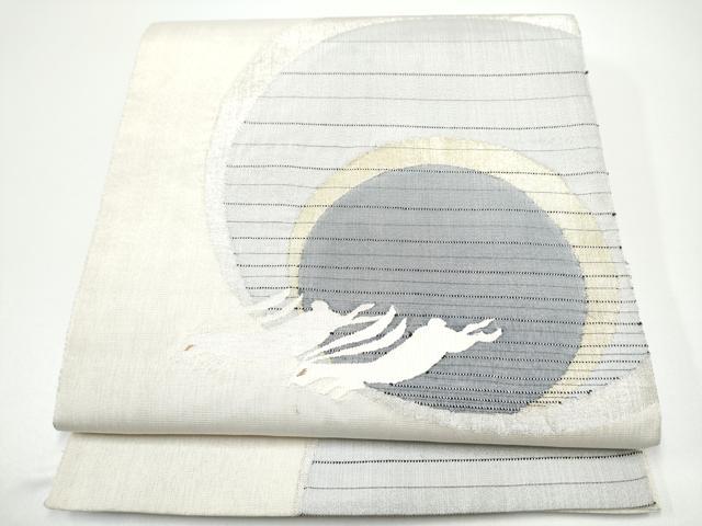 ■■■　サイズ　■■■ 長さ 428cm 幅 31cm程 ■■■　商品詳細　■■■ 【正絹】 状態は接写画像のように表地所々・裏地に汚れがございます。 大変上質な逸品になりますのでぜひお手入れをされてお召しになられてはいかがでしょうか。 お安く出品致しますので、是非この機会にいかがでしょうか？ ■■■　注意事項　■■■ ■モニター発色の具合により色合いが異なる場合がございます。 ■寸法は多少の誤差が生じる場合がございますのでご了承ください。 ■縫込みの長さが左右非対称の場合は短い部分を記載しております。 左右非対称であってもご返品・お値引き等の保証は出来かねますので、ご了承の上ご購入をお願い致します。 ■シミ等のチェックには注意を払っておりますが、見落としがある場合もございますし、個人の見解も様々ですので神経質な方のご購入はお控えください。 ■箪笥に入っておりました着物や帯なので畳みシワや匂いがあるものもございます。 ■お休みは基本的に土日祝となりますが、その他臨時でお休みする場合がございますのでご了承ください。 ■商品の発送は平日のみの発送となります。 ■夜間と土曜、日曜日はお問い合わせの回答が遅れる場合がございます。 ■当店では、お直し、紋入れ、お手入れ等は承っておりません。 ■生地の状態（ヤケ、経年劣化等）によってはサイズ直しが出来ない場合がございます。 その点もどうかご了承のうえ、ご購入をお願いいたします。 ■弊社で取り扱う商品は一点ものにつき、時期や在庫状況に応じて金額が変更となる場合がございます。 ■検針は行っておりません。予めご了承いただきますようお願いいたします。 ■【洗える着物】と記載のある商品におきましては、商品お届け後に洗濯を行ってしまってからのご返品にはご対応しかねます。 念の為、専門店でのお手入れをお願いいたします。 ■写真に写っている物が全てになります。それ以外の付属品はございませんのでご了承ください。 ■状態に関する写真につきましては、掲載可能な写真枚数に限りがあるため、各箇所につき1枚参考画像を掲載しております。 ■着物のサイズ目安は下記を参考ください↓ ＜女性着物＞　お端折り次第で＋5cm　－1cmが着用可能サイズ 　例）身丈170cmの場合、身長160cm～175cm ＜男性着物＞　身丈＋約25cm～27cm程が適応身長 　例）身丈155cmの場合、身長180～182cm
