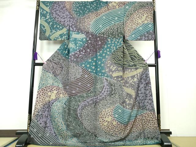 ■■■　サイズ　■■■ 身丈 169.5cm（肩から） 裄丈 70cm 袖丈 49.5cm　 縫込み 2.5cm 袖幅 36cm 前幅 25.5cm 後幅 32cm 着物縫いこみ 内揚げ 1.5cm 裄 お袖側 約 2.5cm　身頃側 約 3cm ■■■　商品詳細　■■■ 【正絹】 状態は特に目立ったシミ汚れなどもなく大変良い状態です。 大変上質な極上の逸品になります。 お安く出品致しますので、是非この機会にいかがでしょうか？ ■■■　注意事項　■■■ ■モニター発色の具合により色合いが異なる場合がございます。 ■寸法は多少の誤差が生じる場合がございますのでご了承ください。 ■縫込みの長さが左右非対称の場合は短い部分を記載しております。 左右非対称であってもご返品・お値引き等の保証は出来かねますので、ご了承の上ご購入をお願い致します。 ■シミ等のチェックには注意を払っておりますが、見落としがある場合もございますし、個人の見解も様々ですので神経質な方のご購入はお控えください。 ■箪笥に入っておりました着物や帯なので畳みシワや匂いがあるものもございます。 ■お休みは基本的に土日祝となりますが、その他臨時でお休みする場合がございますのでご了承ください。 ■商品の発送は平日のみの発送となります。 ■夜間と土曜、日曜日はお問い合わせの回答が遅れる場合がございます。 ■当店では、お直し、紋入れ、お手入れ等は承っておりません。 ■生地の状態（ヤケ、経年劣化等）によってはサイズ直しが出来ない場合がございます。 その点もどうかご了承のうえ、ご購入をお願いいたします。 ■弊社で取り扱う商品は一点ものにつき、時期や在庫状況に応じて金額が変更となる場合がございます。 ■検針は行っておりません。予めご了承いただきますようお願いいたします。 ■【洗える着物】と記載のある商品におきましては、商品お届け後に洗濯を行ってしまってからのご返品にはご対応しかねます。 念の為、専門店でのお手入れをお願いいたします。 ■着物のサイズ目安は下記を参考ください↓ ＜女性着物＞　お端折り次第で＋5?　−10?が着用可能サイズ 　例）身丈170?の場合、身長160?〜175? ＜男性着物＞　身丈＋約25?〜27?程が適応身長 　例）身丈155?の場合、身長180〜182?