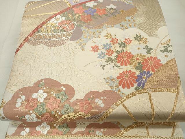 ■■■　サイズ　■■■ 長さ 444cm 幅 31cm程 ■■■　商品詳細　■■■ 【正絹・関西仕立て】 詳細に関しましては、画像をご確認ください。 大変上質な逸品になります。 お安く出品致しますので、是非この機会にいかがでしょうか？ ■■■　注意事項　■■■ ■モニター発色の具合により色合いが異なる場合がございます。 ■寸法は多少の誤差が生じる場合がございますのでご了承ください。 ■縫込みの長さが左右非対称の場合は短い部分を記載しております。 左右非対称であってもご返品・お値引き等の保証は出来かねますので、ご了承の上ご購入をお願い致します。 ■シミ等のチェックには注意を払っておりますが、見落としがある場合もございますし、個人の見解も様々ですので神経質な方のご購入はお控えください。 ■箪笥に入っておりました着物や帯なので畳みシワや匂いがあるものもございます。 ■お休みは基本的に土日祝となりますが、その他臨時でお休みする場合がございますのでご了承ください。 ■商品の発送は平日のみの発送となります。 ■夜間と土曜、日曜日はお問い合わせの回答が遅れる場合がございます。 ■当店では、お直し、紋入れ、お手入れ等は承っておりません。 ■生地の状態（ヤケ、経年劣化等）によってはサイズ直しが出来ない場合がございます。 その点もどうかご了承のうえ、ご購入をお願いいたします。 ■弊社で取り扱う商品は一点ものにつき、時期や在庫状況に応じて金額が変更となる場合がございます。 ■検針は行っておりません。予めご了承いただきますようお願いいたします。 ■【洗える着物】と記載のある商品におきましては、商品お届け後に洗濯を行ってしまってからのご返品にはご対応しかねます。 念の為、専門店でのお手入れをお願いいたします。 ■着物のサイズ目安は下記を参考ください↓ ＜女性着物＞　お端折り次第で＋5cm　−1cmが着用可能サイズ 　例）身丈170cmの場合、身長160cm〜175cm ＜男性着物＞　身丈＋約25cm〜27cm程が適応身長 　例）身丈155cmの場合、身長180〜182cm