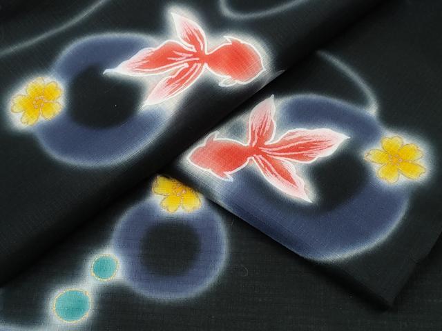 ■■■　サイズ　■■■ 身丈 163cm（肩から） 裄丈 66.5cm 袖丈 49cm　縫込み 0cm 袖幅 35cm 前幅 25.5cm 後幅 30cm 着物縫いこみ 内揚げ 0cm 裄 お袖側 約1cm　身頃側 約0cm ■■■　商品詳細　■■■ 【綿】 状態は特に目立ったシミ汚れなどもなく大変良い状態です。 大変上質な逸品になります。 お安く出品致しますので、是非この機会にいかがでしょうか？ ■■■　注意事項　■■■ ■モニター発色の具合により色合いが異なる場合がございます。 ■寸法は多少の誤差が生じる場合がございますのでご了承ください。 ■縫込みの長さが左右非対称の場合は短い部分を記載しております。 左右非対称であってもご返品・お値引き等の保証は出来かねますので、ご了承の上ご購入をお願い致します。 ■シミ等のチェックには注意を払っておりますが、見落としがある場合もございますし、個人の見解も様々ですので神経質な方のご購入はお控えください。 ■箪笥に入っておりました着物や帯なので畳みシワや匂いがあるものもございます。 ■お休みは基本的に土日祝となりますが、その他臨時でお休みする場合がございますのでご了承ください。 ■商品の発送は平日のみの発送となります。 ■夜間と土曜、日曜日はお問い合わせの回答が遅れる場合がございます。 ■当店では、お直し、紋入れ、お手入れ等は承っておりません。 ■生地の状態（ヤケ、経年劣化等）によってはサイズ直しが出来ない場合がございます。 その点もどうかご了承のうえ、ご購入をお願いいたします。 ■弊社で取り扱う商品は一点ものにつき、時期や在庫状況に応じて金額が変更となる場合がございます。 ■検針は行っておりません。予めご了承いただきますようお願いいたします。 ■【洗える着物】と記載のある商品におきましては、商品お届け後に洗濯を行ってしまってからのご返品にはご対応しかねます。 念の為、専門店でのお手入れをお願いいたします。 ■着物のサイズ目安は下記を参考ください↓ ＜女性着物＞　お端折り次第で＋5cm　−1cmが着用可能サイズ 　例）身丈170cmの場合、身長160cm〜175cm ＜男性着物＞　身丈＋約25cm〜27cm程が適応身長 　例）身丈155cmの場合、身長180〜182cm