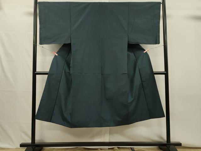 ■■■　サイズ　■■■ 身丈 135cm（肩から） 裄丈 65.5cm 袖丈 47cm　縫込み 6cm 袖幅 34.5cm 前幅 24.5cm 後幅 30.5cm 着物縫いこみ 内揚げ 8.5cm 裄 お袖側 約2.5cm　身頃側 約4cm ■■■　商品詳細　■■■ 【正絹】 状態は特に目立ったシミ汚れなどもなく大変良い状態です。 大変上質な逸品になります。 お安く出品致しますので、是非この機会にいかがでしょうか？ ■■■　注意事項　■■■ ■モニター発色の具合により色合いが異なる場合がございます。 ■寸法は多少の誤差が生じる場合がございますのでご了承ください。 ■縫込みの長さが左右非対称の場合は短い部分を記載しております。 左右非対称であってもご返品・お値引き等の保証は出来かねますので、ご了承の上ご購入をお願い致します。 ■シミ等のチェックには注意を払っておりますが、見落としがある場合もございますし、個人の見解も様々ですので神経質な方のご購入はお控えください。 ■箪笥に入っておりました着物や帯なので畳みシワや匂いがあるものもございます。 ■お休みは基本的に土日祝となりますが、その他臨時でお休みする場合がございますのでご了承ください。 ■商品の発送は平日のみの発送となります。 ■夜間と土曜、日曜日はお問い合わせの回答が遅れる場合がございます。 ■当店では、お直し、紋入れ、お手入れ等は承っておりません。 ■生地の状態（ヤケ、経年劣化等）によってはサイズ直しが出来ない場合がございます。 その点もどうかご了承のうえ、ご購入をお願いいたします。 ■弊社で取り扱う商品は一点ものにつき、時期や在庫状況に応じて金額が変更となる場合がございます。 ■検針は行っておりません。予めご了承いただきますようお願いいたします。 ■【洗える着物】と記載のある商品におきましては、商品お届け後に洗濯を行ってしまってからのご返品にはご対応しかねます。 念の為、専門店でのお手入れをお願いいたします。 ■写真に写っている物が全てになります。それ以外の付属品はございませんのでご了承ください。 ■状態に関する写真につきましては、掲載可能な写真枚数に限りがあるため、各箇所につき1枚参考画像を掲載しております。 ■着物のサイズ目安は下記を参考ください↓ ＜女性着物＞　お端折り次第で＋5cm　−1cmが着用可能サイズ 　例）身丈170cmの場合、身長160cm〜175cm ＜男性着物＞　身丈＋約25cm〜27cm程が適応身長 　例）身丈155cmの場合、身長180〜182cm