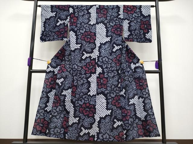 ■■■　サイズ　■■■ 身丈 150cm（肩から） 裄丈 63.5cm 袖丈 45cm　縫込み 1cm 袖幅 32.5cm 前幅 22.5cm 後幅 29.5cm 着物縫いこみ 内揚げ 0cm 裄 お袖側 約 1cm　身頃側 約 2cm ■■■　商品詳細　■■■ 【綿・バチ衿】 状態は接写画像のように、 居敷き当て・衿・後身頃に薄いシミがございますが その他特に目立ったシミ汚れなどもなく大変良い状態です。 人気の高い“有松鳴海絞り”の浴衣でございます。 “鳴海絞り”ならではの表情を生み出す立体感と 淡いぼかしで息を吹き込まれ、 今にも動き出しそうな迫力を放っております。 夏祭りや花火大会、これから増えるイベントに連れ立って、 より夏をお楽しみ下さいませ。 大変上質な極上の逸品になります。 お安く出品致しますので、是非この機会にいかがでしょうか？ ■■■　注意事項　■■■ ■モニター発色の具合により色合いが異なる場合がございます。 ■寸法は多少の誤差が生じる場合がございますのでご了承ください。 ■縫込みの長さが左右非対称の場合は短い部分を記載しております。 左右非対称であってもご返品・お値引き等の保証は出来かねますので、ご了承の上ご購入をお願い致します。 ■シミ等のチェックには注意を払っておりますが、見落としがある場合もございますし、個人の見解も様々ですので神経質な方のご購入はお控えください。 ■箪笥に入っておりました着物や帯なので畳みシワや匂いがあるものもございます。 ■お休みは基本的に土日祝となりますが、その他臨時でお休みする場合がございますのでご了承ください。 ■商品の発送は平日のみの発送となります。 ■夜間と土曜、日曜日はお問い合わせの回答が遅れる場合がございます。 ■当店では、お直し、紋入れ、お手入れ等は承っておりません。 ■生地の状態（ヤケ、経年劣化等）によってはサイズ直しが出来ない場合がございます。 その点もどうかご了承のうえ、ご購入をお願いいたします。 ■弊社で取り扱う商品は一点ものにつき、時期や在庫状況に応じて金額が変更となる場合がございます。 ■検針は行っておりません。予めご了承いただきますようお願いいたします。 ■【洗える着物】と記載のある商品におきましては、商品お届け後に洗濯を行ってしまってからのご返品にはご対応しかねます。 念の為、専門店でのお手入れをお願いいたします。 ■着物のサイズ目安は下記を参考ください↓ ＜女性着物＞　お端折り次第で＋5?　−10?が着用可能サイズ 　例）身丈170?の場合、身長160?〜175? ＜男性着物＞　身丈＋約25?〜27?程が適応身長 　例）身丈155?の場合、身長180〜182?