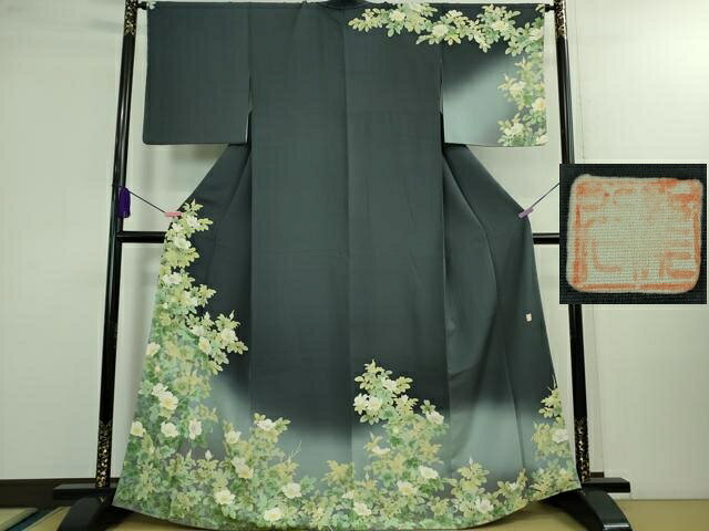 ■■■　サイズ　■■■ 身丈 163.5cm（肩から） 裄丈 66cm 袖丈 48.5cm　 縫込み 4.5cm 袖幅 33.5cm 前幅 24cm 後幅 30cm 着物縫いこみ 内揚げ 7cm 裄 お袖側 約 4.5cm　身頃側 約 3cm ■■■　商品詳細　■■■ 【正絹・未使用】 状態は特に目立ったシミ汚れなどもなく大変良い状態です。 新潟県十日町は吉澤や桐屋など、 多くの一流染匠が軒を連ねる染織の一大産地です。 その中でも五指に入る名門染元、【 秀美 】。 織物工業協同組合の青年部を中心に、商品開発への積極的な取り組みが始まり、 昭和30年代には京都から友禅染の技術を導入し、 昭和40年代には｢十日町友禅｣が花開きました。 華やかな振袖のほか、留袖や訪問着、付下げなども染められています。 京友禅を源流とする十日町友禅は京・加賀・江戸の3大友禅に対して 現代的な自由な発想と奥ゆかしさが融合した作風が特徴です。 大変上質な極上の逸品になります。 お安く出品致しますので、是非この機会にいかがでしょうか？ ■■■　注意事項　■■■ ■モニター発色の具合により色合いが異なる場合がございます。 ■寸法は多少の誤差が生じる場合がございますのでご了承ください。 ■縫込みの長さが左右非対称の場合は短い部分を記載しております。 左右非対称であってもご返品・お値引き等の保証は出来かねますので、ご了承の上ご購入をお願い致します。 ■シミ等のチェックには注意を払っておりますが、見落としがある場合もございますし、個人の見解も様々ですので神経質な方のご購入はお控えください。 ■箪笥に入っておりました着物や帯なので畳みシワや匂いがあるものもございます。 ■お休みは基本的に土日祝となりますが、その他臨時でお休みする場合がございますのでご了承ください。 ■商品の発送は平日のみの発送となります。 ■夜間と土曜、日曜日はお問い合わせの回答が遅れる場合がございます。 ■当店では、お直し、紋入れ、お手入れ等は承っておりません。 ■生地の状態（ヤケ、経年劣化等）によってはサイズ直しが出来ない場合がございます。 その点もどうかご了承のうえ、ご購入をお願いいたします。 ■弊社で取り扱う商品は一点ものにつき、時期や在庫状況に応じて金額が変更となる場合がございます。 ■検針は行っておりません。予めご了承いただきますようお願いいたします。 ■【洗える着物】と記載のある商品におきましては、商品お届け後に洗濯を行ってしまってからのご返品にはご対応しかねます。 念の為、専門店でのお手入れをお願いいたします。 ■着物のサイズ目安は下記を参考ください↓ ＜女性着物＞　お端折り次第で＋5?　−10?が着用可能サイズ 　例）身丈170?の場合、身長160?〜175? ＜男性着物＞　身丈＋約25?〜27?程が適応身長 　例）身丈155?の場合、身長180〜182?