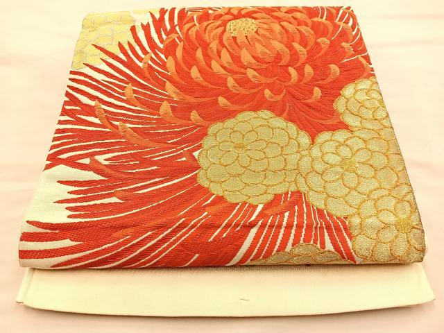 ■■■　サイズ　■■■ 長さ 426cm 幅 30cm程 ■■■　商品詳細　■■■ 【正絹・未仕立て】 詳細に関しましては、画像をご確認ください。 大変上質な逸品になります。 お安く出品致しますので、是非この機会にいかがでしょうか？ ■■■　注意事項　■■■ ■モニター発色の具合により色合いが異なる場合がございます。 ■寸法は多少の誤差が生じる場合がございますのでご了承ください。 ■縫込みの長さが左右非対称の場合は短い部分を記載しております。 左右非対称であってもご返品・お値引き等の保証は出来かねますので、ご了承の上ご購入をお願い致します。 ■シミ等のチェックには注意を払っておりますが、見落としがある場合もございますし、個人の見解も様々ですので神経質な方のご購入はお控えください。 ■箪笥に入っておりました着物や帯なので畳みシワや匂いがあるものもございます。 ■お休みは基本的に土日祝となりますが、その他臨時でお休みする場合がございますのでご了承ください。 ■商品の発送は平日のみの発送となります。 ■夜間と土曜、日曜日はお問い合わせの回答が遅れる場合がございます。 ■当店では、お直し、紋入れ、お手入れ等は承っておりません。 ■生地の状態（ヤケ、経年劣化等）によってはサイズ直しが出来ない場合がございます。 その点もどうかご了承のうえ、ご購入をお願いいたします。 ■弊社で取り扱う商品は一点ものにつき、時期や在庫状況に応じて金額が変更となる場合がございます。 ■検針は行っておりません。予めご了承いただきますようお願いいたします。 ■【洗える着物】と記載のある商品におきましては、商品お届け後に洗濯を行ってしまってからのご返品にはご対応しかねます。 念の為、専門店でのお手入れをお願いいたします。 ■着物のサイズ目安は下記を参考ください↓ ＜女性着物＞　お端折り次第で＋5cm　−1cmが着用可能サイズ 　例）身丈170cmの場合、身長160cm〜175cm ＜男性着物＞　身丈＋約25cm〜27cm程が適応身長 　例）身丈155cmの場合、身長180〜182cm
