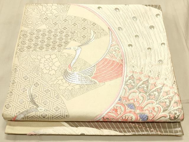 ■■■　サイズ　■■■ 長さ 424cm 幅 30cm程 ■■■　商品詳細　■■■ 【正絹・芯なし】 状態はたれ先・たれ先上部・太鼓に汚れがございますが その他特に目立ったシミ汚れなどもなく大変良い状態です。 大変上質な逸品になります。 お安く出品致しますので、是非この機会にいかがでしょうか？ ■■■　注意事項　■■■ ■モニター発色の具合により色合いが異なる場合がございます。 ■寸法は多少の誤差が生じる場合がございますのでご了承ください。 ■縫込みの長さが左右非対称の場合は短い部分を記載しております。 左右非対称であってもご返品・お値引き等の保証は出来かねますので、ご了承の上ご購入をお願い致します。 ■シミ等のチェックには注意を払っておりますが、見落としがある場合もございますし、個人の見解も様々ですので神経質な方のご購入はお控えください。 ■箪笥に入っておりました着物や帯なので畳みシワや匂いがあるものもございます。 ■お休みは基本的に土日祝となりますが、その他臨時でお休みする場合がございますのでご了承ください。 ■商品の発送は平日のみの発送となります。 ■夜間と土曜、日曜日はお問い合わせの回答が遅れる場合がございます。 ■当店では、お直し、紋入れ、お手入れ等は承っておりません。 ■生地の状態（ヤケ、経年劣化等）によってはサイズ直しが出来ない場合がございます。 その点もどうかご了承のうえ、ご購入をお願いいたします。 ■弊社で取り扱う商品は一点ものにつき、時期や在庫状況に応じて金額が変更となる場合がございます。 ■検針は行っておりません。予めご了承いただきますようお願いいたします。 ■【洗える着物】と記載のある商品におきましては、商品お届け後に洗濯を行ってしまってからのご返品にはご対応しかねます。 念の為、専門店でのお手入れをお願いいたします。 ■着物のサイズ目安は下記を参考ください↓ ＜女性着物＞　お端折り次第で＋5cm　−1cmが着用可能サイズ 　例）身丈170cmの場合、身長160cm〜175cm ＜男性着物＞　身丈＋約25cm〜27cm程が適応身長 　例）身丈155cmの場合、身長180〜182cm