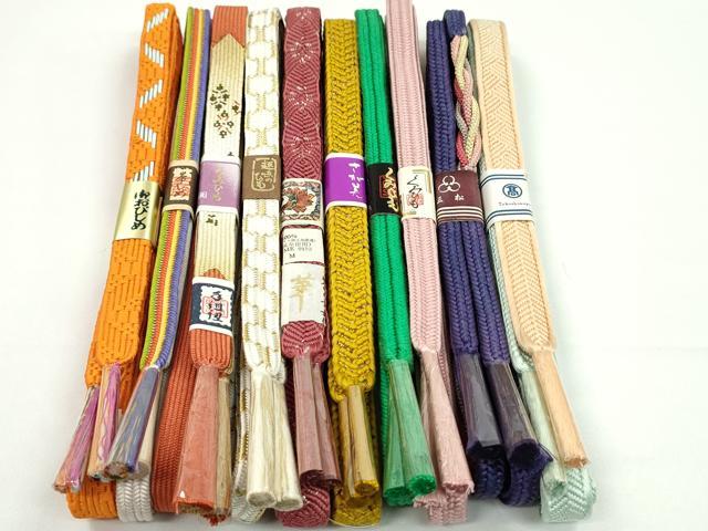 ■■■　商品詳細　■■■ 【未使用】 状態は参考画像のように薄い汚れがございます。 ※こちらのお品はまとめての出品となりますので、 サイズ等の詳細は記載しておりません。 ご理解の上でのご入札をお願い致します。 大変上質な逸品になります。 お安く出品致しますので、是非この機会にいかがでしょうか？ ■■■　注意事項　■■■ ■モニター発色の具合により色合いが異なる場合がございます。 ■寸法は多少の誤差が生じる場合がございますのでご了承ください。 ■縫込みの長さが左右非対称の場合は短い部分を記載しております。 左右非対称であってもご返品・お値引き等の保証は出来かねますので、ご了承の上ご購入をお願い致します。 ■シミ等のチェックには注意を払っておりますが、見落としがある場合もございますし、個人の見解も様々ですので神経質な方のご購入はお控えください。 ■箪笥に入っておりました着物や帯なので畳みシワや匂いがあるものもございます。 ■お休みは基本的に土日祝となりますが、その他臨時でお休みする場合がございますのでご了承ください。 ■商品の発送は平日のみの発送となります。 ■夜間と土曜、日曜日はお問い合わせの回答が遅れる場合がございます。 ■当店では、お直し、紋入れ、お手入れ等は承っておりません。 ■生地の状態（ヤケ、経年劣化等）によってはサイズ直しが出来ない場合がございます。 その点もどうかご了承のうえ、ご購入をお願いいたします。 ■弊社で取り扱う商品は一点ものにつき、時期や在庫状況に応じて金額が変更となる場合がございます。 ■検針は行っておりません。予めご了承いただきますようお願いいたします。 ■【洗える着物】と記載のある商品におきましては、商品お届け後に洗濯を行ってしまってからのご返品にはご対応しかねます。 念の為、専門店でのお手入れをお願いいたします。 ■写真に写っている物が全てになります。それ以外の付属品はございませんのでご了承ください。 ■着物のサイズ目安は下記を参考ください↓ ＜女性着物＞　お端折り次第で＋5cm　－1cmが着用可能サイズ 　例）身丈170cmの場合、身長160cm～175cm ＜男性着物＞　身丈＋約25cm～27cm程が適応身長 　例）身丈155cmの場合、身長180～182cm