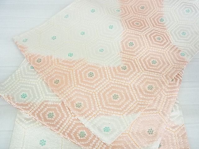 ■■■　サイズ　■■■ 長さ 420cm 幅 31cm程 ■■■　商品詳細　■■■ 【正絹・芯なし】 状態は締めてはおりますが 特に目立ったシミ汚れなどもなく大変良い状態です。 大変上質な逸品になります。 お安く出品致しますので、是非この機会にいかがでしょうか？ ■■■　注意事項　■■■ ■モニター発色の具合により色合いが異なる場合がございます。 ■寸法は多少の誤差が生じる場合がございますのでご了承ください。 ■縫込みの長さが左右非対称の場合は短い部分を記載しております。 左右非対称であってもご返品・お値引き等の保証は出来かねますので、ご了承の上ご購入をお願い致します。 ■シミ等のチェックには注意を払っておりますが、見落としがある場合もございますし、個人の見解も様々ですので神経質な方のご購入はお控えください。 ■箪笥に入っておりました着物や帯なので畳みシワや匂いがあるものもございます。 ■お休みは基本的に土日祝となりますが、その他臨時でお休みする場合がございますのでご了承ください。 ■商品の発送は平日のみの発送となります。 ■夜間と土曜、日曜日はお問い合わせの回答が遅れる場合がございます。 ■当店では、お直し、紋入れ、お手入れ等は承っておりません。 ■生地の状態（ヤケ、経年劣化等）によってはサイズ直しが出来ない場合がございます。 その点もどうかご了承のうえ、ご購入をお願いいたします。 ■弊社で取り扱う商品は一点ものにつき、時期や在庫状況に応じて金額が変更となる場合がございます。 ■検針は行っておりません。予めご了承いただきますようお願いいたします。 ■【洗える着物】と記載のある商品におきましては、商品お届け後に洗濯を行ってしまってからのご返品にはご対応しかねます。 念の為、専門店でのお手入れをお願いいたします。 ■着物のサイズ目安は下記を参考ください↓ ＜女性着物＞　お端折り次第で＋5cm　−1cmが着用可能サイズ 　例）身丈170cmの場合、身長160cm〜175cm ＜男性着物＞　身丈＋約25cm〜27cm程が適応身長 　例）身丈155cmの場合、身長180〜182cm