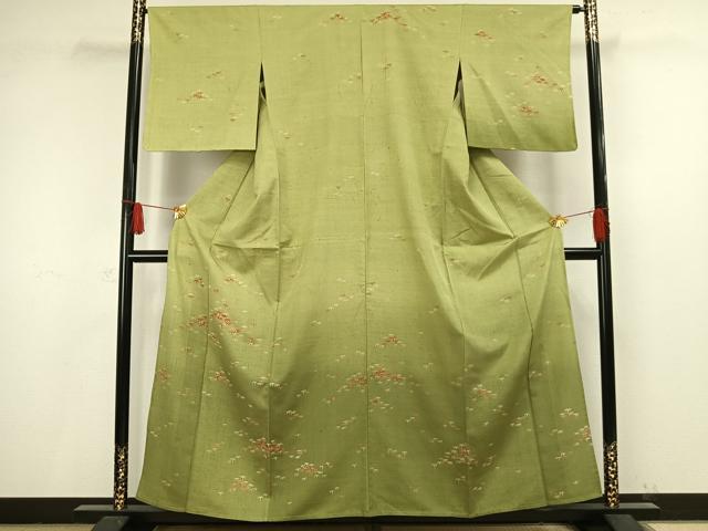 ■■■　サイズ　■■■ 身丈 157cm（肩から） 裄丈 65cm 袖丈 48cm　縫込み 4.5cm 袖幅 33cm 前幅 23cm 後幅 29cm 着物縫いこみ 内揚げ 8cm 裄 お袖側 約3cm　身頃側 約2cm ■■■　商品詳細　■■■ 【正絹】 状態は接写画像のように衿・右袖前・背伏せに薄い汚れがございますが その他特に目立ったシミ汚れなどもなく大変良い状態です。 大変上質な逸品になります。 お安く出品致しますので、是非この機会にいかがでしょうか？ ■■■　注意事項　■■■ ■モニター発色の具合により色合いが異なる場合がございます。 ■寸法は多少の誤差が生じる場合がございますのでご了承ください。 ■縫込みの長さが左右非対称の場合は短い部分を記載しております。 左右非対称であってもご返品・お値引き等の保証は出来かねますので、ご了承の上ご購入をお願い致します。 ■シミ等のチェックには注意を払っておりますが、見落としがある場合もございますし、個人の見解も様々ですので神経質な方のご購入はお控えください。 ■箪笥に入っておりました着物や帯なので畳みシワや匂いがあるものもございます。 ■お休みは基本的に土日祝となりますが、その他臨時でお休みする場合がございますのでご了承ください。 ■商品の発送は平日のみの発送となります。 ■夜間と土曜、日曜日はお問い合わせの回答が遅れる場合がございます。 ■当店では、お直し、紋入れ、お手入れ等は承っておりません。 ■生地の状態（ヤケ、経年劣化等）によってはサイズ直しが出来ない場合がございます。 その点もどうかご了承のうえ、ご購入をお願いいたします。 ■弊社で取り扱う商品は一点ものにつき、時期や在庫状況に応じて金額が変更となる場合がございます。 ■検針は行っておりません。予めご了承いただきますようお願いいたします。 ■【洗える着物】と記載のある商品におきましては、商品お届け後に洗濯を行ってしまってからのご返品にはご対応しかねます。 念の為、専門店でのお手入れをお願いいたします。 ■写真に写っている物が全てになります。それ以外の付属品はございませんのでご了承ください。 ■着物のサイズ目安は下記を参考ください↓ ＜女性着物＞　お端折り次第で＋5cm　－1cmが着用可能サイズ 　例）身丈170cmの場合、身長160cm～175cm ＜男性着物＞　身丈＋約25cm～27cm程が適応身長 　例）身丈155cmの場合、身長180～182cm