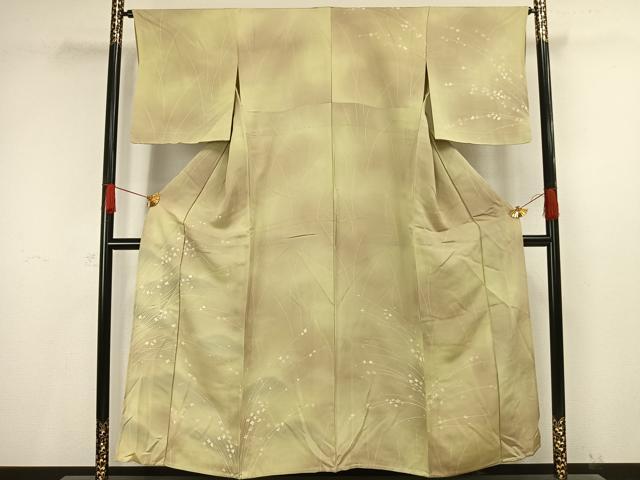 ■■■　サイズ　■■■ 身丈 152cm（肩から） 裄丈 64.5cm 袖丈 48cm　縫込み 4cm 袖幅 32cm 前幅 24cm 後幅 30cm 着物縫いこみ 内揚げ 3cm 裄 お袖側 約2cm　身頃側 約1.5cm ■■■　商品詳細　■■■ 【正絹・未使用】 状態は特に目立ったシミ汚れなどもなく大変良い状態です。 大変上質な逸品になります。 お安く出品致しますので、是非この機会にいかがでしょうか？ ■■■　注意事項　■■■ ■モニター発色の具合により色合いが異なる場合がございます。 ■寸法は多少の誤差が生じる場合がございますのでご了承ください。 ■縫込みの長さが左右非対称の場合は短い部分を記載しております。 左右非対称であってもご返品・お値引き等の保証は出来かねますので、ご了承の上ご購入をお願い致します。 ■シミ等のチェックには注意を払っておりますが、見落としがある場合もございますし、個人の見解も様々ですので神経質な方のご購入はお控えください。 ■箪笥に入っておりました着物や帯なので畳みシワや匂いがあるものもございます。 ■お休みは基本的に土日祝となりますが、その他臨時でお休みする場合がございますのでご了承ください。 ■商品の発送は平日のみの発送となります。 ■夜間と土曜、日曜日はお問い合わせの回答が遅れる場合がございます。 ■当店では、お直し、紋入れ、お手入れ等は承っておりません。 ■生地の状態（ヤケ、経年劣化等）によってはサイズ直しが出来ない場合がございます。 その点もどうかご了承のうえ、ご購入をお願いいたします。 ■弊社で取り扱う商品は一点ものにつき、時期や在庫状況に応じて金額が変更となる場合がございます。 ■検針は行っておりません。予めご了承いただきますようお願いいたします。 ■【洗える着物】と記載のある商品におきましては、商品お届け後に洗濯を行ってしまってからのご返品にはご対応しかねます。 念の為、専門店でのお手入れをお願いいたします。 ■着物のサイズ目安は下記を参考ください↓ ＜女性着物＞　お端折り次第で＋5?　−10?が着用可能サイズ 　例）身丈170?の場合、身長160?〜175? ＜男性着物＞　身丈＋約25?〜27?程が適応身長 　例）身丈155?の場合、身長180〜182?