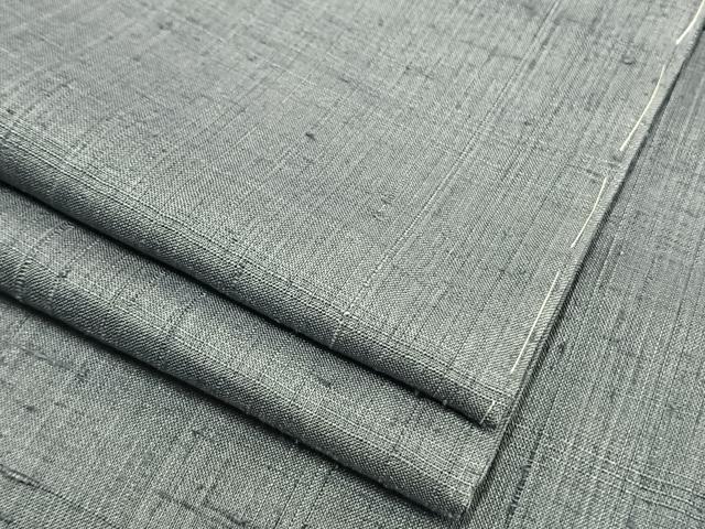 ■■■　サイズ　■■■ 身丈 163cm（肩から） 裄丈 65cm 袖丈 49cm　縫込み 4cm 袖幅 33cm 前幅 26.5cm 後幅 31cm 着物縫いこみ 内揚げ 4.5cm 裄 お袖側 約1cm　身頃側 約1cm ■■■　商品詳細　■■■ 【正絹・一つ紋・未使用】 状態は特に目立ったシミ汚れなどもなく大変良い状態です。 大変上質な逸品になります。 お安く出品致しますので、是非この機会にいかがでしょうか？ ■■■　注意事項　■■■ ■モニター発色の具合により色合いが異なる場合がございます。 ■寸法は多少の誤差が生じる場合がございますのでご了承ください。 ■縫込みの長さが左右非対称の場合は短い部分を記載しております。 左右非対称であってもご返品・お値引き等の保証は出来かねますので、ご了承の上ご購入をお願い致します。 ■シミ等のチェックには注意を払っておりますが、見落としがある場合もございますし、個人の見解も様々ですので神経質な方のご購入はお控えください。 ■箪笥に入っておりました着物や帯なので畳みシワや匂いがあるものもございます。 ■お休みは基本的に土日祝となりますが、その他臨時でお休みする場合がございますのでご了承ください。 ■商品の発送は平日のみの発送となります。 ■夜間と土曜、日曜日はお問い合わせの回答が遅れる場合がございます。 ■当店では、お直し、紋入れ、お手入れ等は承っておりません。 ■生地の状態（ヤケ、経年劣化等）によってはサイズ直しが出来ない場合がございます。 その点もどうかご了承のうえ、ご購入をお願いいたします。 ■弊社で取り扱う商品は一点ものにつき、時期や在庫状況に応じて金額が変更となる場合がございます。 ■検針は行っておりません。予めご了承いただきますようお願いいたします。 ■【洗える着物】と記載のある商品におきましては、商品お届け後に洗濯を行ってしまってからのご返品にはご対応しかねます。 念の為、専門店でのお手入れをお願いいたします。 ■着物のサイズ目安は下記を参考ください↓ ＜女性着物＞　お端折り次第で＋5?　−10?が着用可能サイズ 　例）身丈170?の場合、身長160?〜175? ＜男性着物＞　身丈＋約25?〜27?程が適応身長 　例）身丈155?の場合、身長180〜182?