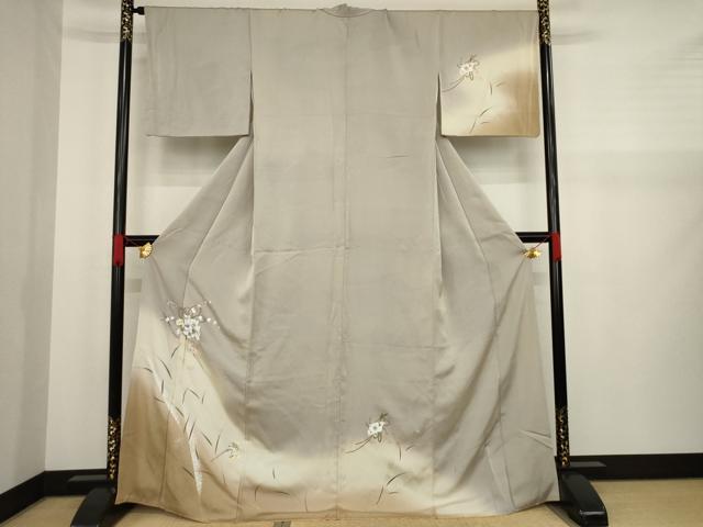 ■■■　サイズ　■■■ 身丈 168cm（肩から） 裄丈 67cm 袖丈 45cm　縫込み 7.5cm 袖幅 34cm 前幅 24cm 後幅 29cm 着物縫いこみ 内揚げ 3cm 裄 お袖側 約1cm　身頃側 約2cm ■■■　商品詳細　■■■ 【正絹】 状態は接写画像のように上前に薄い汚れ、表地にヤケがございますが その他特に目立ったシミ汚れなどもなく大変良い状態です。 大変上質な逸品になります。 お安く出品致しますので、是非この機会にいかがでしょうか？ ■■■　注意事項　■■■ ■モニター発色の具合により色合いが異なる場合がございます。 ■寸法は多少の誤差が生じる場合がございますのでご了承ください。 ■縫込みの長さが左右非対称の場合は短い部分を記載しております。 左右非対称であってもご返品・お値引き等の保証は出来かねますので、ご了承の上ご購入をお願い致します。 ■シミ等のチェックには注意を払っておりますが、見落としがある場合もございますし、個人の見解も様々ですので神経質な方のご購入はお控えください。 ■箪笥に入っておりました着物や帯なので畳みシワや匂いがあるものもございます。 ■お休みは基本的に土日祝となりますが、その他臨時でお休みする場合がございますのでご了承ください。 ■商品の発送は平日のみの発送となります。 ■夜間と土曜、日曜日はお問い合わせの回答が遅れる場合がございます。 ■当店では、お直し、紋入れ、お手入れ等は承っておりません。 ■生地の状態（ヤケ、経年劣化等）によってはサイズ直しが出来ない場合がございます。 その点もどうかご了承のうえ、ご購入をお願いいたします。 ■弊社で取り扱う商品は一点ものにつき、時期や在庫状況に応じて金額が変更となる場合がございます。 ■検針は行っておりません。予めご了承いただきますようお願いいたします。 ■【洗える着物】と記載のある商品におきましては、商品お届け後に洗濯を行ってしまってからのご返品にはご対応しかねます。 念の為、専門店でのお手入れをお願いいたします。 ■着物のサイズ目安は下記を参考ください↓ ＜女性着物＞　お端折り次第で＋5cm　−1cmが着用可能サイズ 　例）身丈170cmの場合、身長160cm〜175cm ＜男性着物＞　身丈＋約25cm〜27cm程が適応身長 　例）身丈155cmの場合、身長180〜182cm