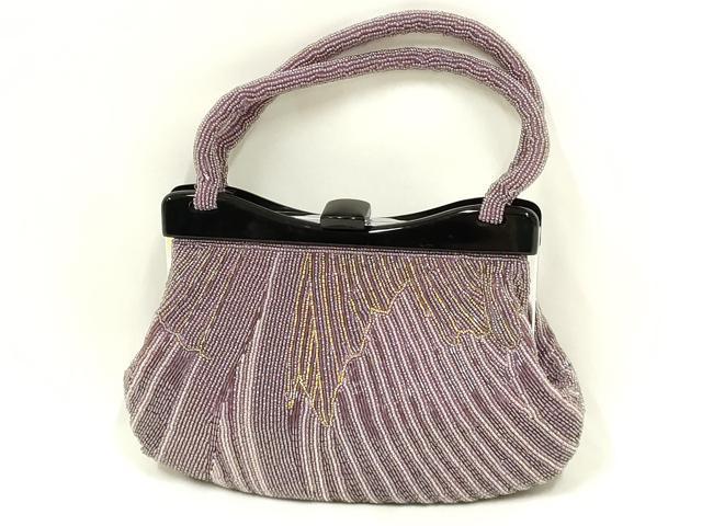 ■■■　サイズ　■■■ 【バッグ】 横　　　24.5cm 縦　　　15.5cm　取っ手込み　30.5cm 奥行き　5cm ■■■　商品詳細　■■■ 状態は参考画像のように薄い汚れがございます。 大変上質な逸品になります。 お安く出品致しますので、是非この機会にいかがでしょうか？ ■■■　注意事項　■■■ ■モニター発色の具合により色合いが異なる場合がございます。 ■寸法は多少の誤差が生じる場合がございますのでご了承ください。 ■縫込みの長さが左右非対称の場合は短い部分を記載しております。 左右非対称であってもご返品・お値引き等の保証は出来かねますので、ご了承の上ご購入をお願い致します。 ■シミ等のチェックには注意を払っておりますが、見落としがある場合もございますし、個人の見解も様々ですので神経質な方のご購入はお控えください。 ■箪笥に入っておりました着物や帯なので畳みシワや匂いがあるものもございます。 ■お休みは基本的に土日祝となりますが、その他臨時でお休みする場合がございますのでご了承ください。 ■商品の発送は平日のみの発送となります。 ■夜間と土曜、日曜日はお問い合わせの回答が遅れる場合がございます。 ■当店では、お直し、紋入れ、お手入れ等は承っておりません。 ■生地の状態（ヤケ、経年劣化等）によってはサイズ直しが出来ない場合がございます。 その点もどうかご了承のうえ、ご購入をお願いいたします。 ■弊社で取り扱う商品は一点ものにつき、時期や在庫状況に応じて金額が変更となる場合がございます。 ■検針は行っておりません。予めご了承いただきますようお願いいたします。 ■【洗える着物】と記載のある商品におきましては、商品お届け後に洗濯を行ってしまってからのご返品にはご対応しかねます。 念の為、専門店でのお手入れをお願いいたします。 ■写真に写っている物が全てになります。それ以外の付属品はございませんのでご了承ください。 ■状態に関する写真につきましては、掲載可能な写真枚数に限りがあるため、各箇所につき1枚参考画像を掲載しております。 ■着物のサイズ目安は下記を参考ください↓ ＜女性着物＞　お端折り次第で＋5cm　−1cmが着用可能サイズ 　例）身丈170cmの場合、身長160cm〜175cm ＜男性着物＞　身丈＋約25cm〜27cm程が適応身長 　例）身丈155cmの場合、身長180〜182cm