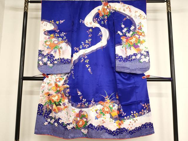 ■■■　サイズ　■■■ 【祝着】 身丈 131cm（肩から） 裄丈 50cm（肩上げ　3cm） 袖丈 73.5cm　縫込み 2cm 袖幅 31.5cm 前幅 17.5cm 後幅 25cm 着物縫いこみ 内揚げ 0cm （腰上げ　0cm） 裄 お袖側 約2cm　身頃側 約1cm ■■■　商品詳細　■■■ 着物【化繊】の状態は接写画像のように表地所々に色移り、袖口・衿に汚れがございますが その他特に目立ったシミ汚れなどもなく大変良い状態です。 お安く出品致しますので、是非この機会にいかがでしょうか？ ■■■　注意事項　■■■ ■モニター発色の具合により色合いが異なる場合がございます。 ■寸法は多少の誤差が生じる場合がございますのでご了承ください。 ■縫込みの長さが左右非対称の場合は短い部分を記載しております。 左右非対称であってもご返品・お値引き等の保証は出来かねますので、ご了承の上ご購入をお願い致します。 ■シミ等のチェックには注意を払っておりますが、見落としがある場合もございますし、個人の見解も様々ですので神経質な方のご購入はお控えください。 ■箪笥に入っておりました着物や帯なので畳みシワや匂いがあるものもございます。 ■お休みは基本的に土日祝となりますが、その他臨時でお休みする場合がございますのでご了承ください。 ■商品の発送は平日のみの発送となります。 ■夜間と土曜、日曜日はお問い合わせの回答が遅れる場合がございます。 ■当店では、お直し、紋入れ、お手入れ等は承っておりません。 ■生地の状態（ヤケ、経年劣化等）によってはサイズ直しが出来ない場合がございます。 その点もどうかご了承のうえ、ご購入をお願いいたします。 ■弊社で取り扱う商品は一点ものにつき、時期や在庫状況に応じて金額が変更となる場合がございます。 ■検針は行っておりません。予めご了承いただきますようお願いいたします。 ■【洗える着物】と記載のある商品におきましては、商品お届け後に洗濯を行ってしまってからのご返品にはご対応しかねます。 念の為、専門店でのお手入れをお願いいたします。 ■着物のサイズ目安は下記を参考ください↓ ＜女性着物＞　お端折り次第で＋5cm　−1cmが着用可能サイズ 　例）身丈170cmの場合、身長160cm〜175cm ＜男性着物＞　身丈＋約25cm〜27cm程が適応身長 　例）身丈155cmの場合、身長180〜182cm