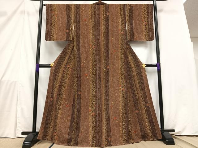 ■■■　サイズ　■■■ 身丈 167cm（肩から） 裄丈 67cm 袖丈 49cm　縫込み 4.5cm 袖幅 32.5cm 前幅 27cm 後幅 30.5cm 着物縫いこみ 内揚げ 0cm 裄 お袖側 約4cm　身頃側 約3cm ■■■　商品詳細　■■■ 【正絹】 状態は特に目立ったシミ汚れなどもなく大変良い状態です。 大変上質な逸品になります。 お安く出品致しますので、是非この機会にいかがでしょうか？ ■■■　注意事項　■■■ ■モニター発色の具合により色合いが異なる場合がございます。 ■寸法は多少の誤差が生じる場合がございますのでご了承ください。 ■縫込みの長さが左右非対称の場合は短い部分を記載しております。 左右非対称であってもご返品・お値引き等の保証は出来かねますので、ご了承の上ご購入をお願い致します。 ■シミ等のチェックには注意を払っておりますが、見落としがある場合もございますし、個人の見解も様々ですので神経質な方のご購入はお控えください。 ■箪笥に入っておりました着物や帯なので畳みシワや匂いがあるものもございます。 ■お休みは基本的に土日祝となりますが、その他臨時でお休みする場合がございますのでご了承ください。 ■商品の発送は平日のみの発送となります。 ■夜間と土曜、日曜日はお問い合わせの回答が遅れる場合がございます。 ■当店では、お直し、紋入れ、お手入れ等は承っておりません。 ■生地の状態（ヤケ、経年劣化等）によってはサイズ直しが出来ない場合がございます。 その点もどうかご了承のうえ、ご購入をお願いいたします。 ■弊社で取り扱う商品は一点ものにつき、時期や在庫状況に応じて金額が変更となる場合がございます。 ■検針は行っておりません。予めご了承いただきますようお願いいたします。 ■【洗える着物】と記載のある商品におきましては、商品お届け後に洗濯を行ってしまってからのご返品にはご対応しかねます。 念の為、専門店でのお手入れをお願いいたします。 ■着物のサイズ目安は下記を参考ください↓ ＜女性着物＞　お端折り次第で＋5cm　−1cmが着用可能サイズ 　例）身丈170cmの場合、身長160cm〜175cm ＜男性着物＞　身丈＋約25cm〜27cm程が適応身長 　例）身丈155cmの場合、身長180〜182cm